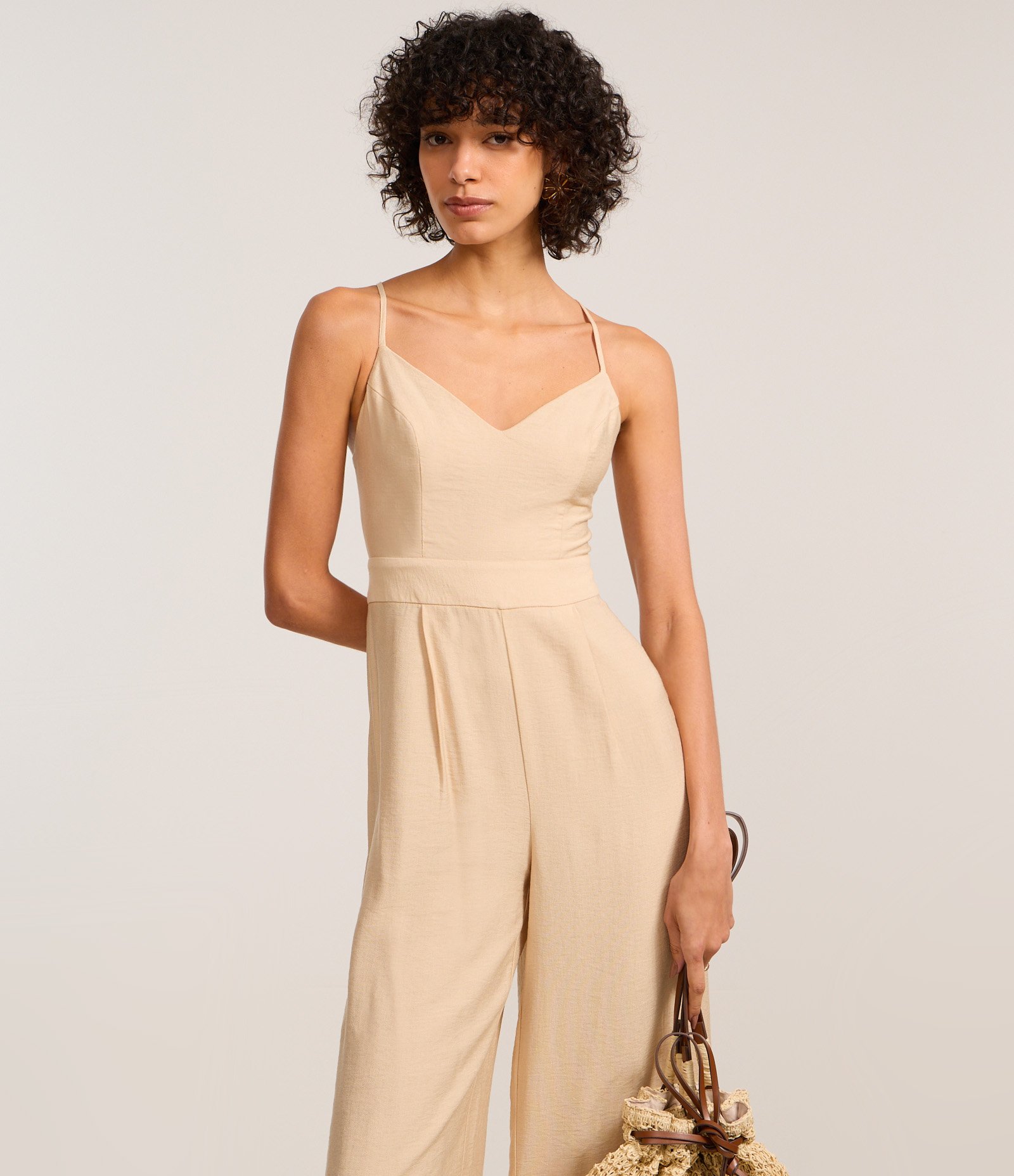 Macacão Longo em Viscose com Alça Cruzada Bege 2