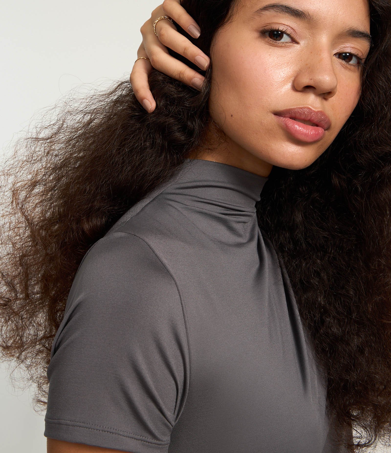 Vestido Longo em Jersey com Golinha Alta e Franzido Cinza 3