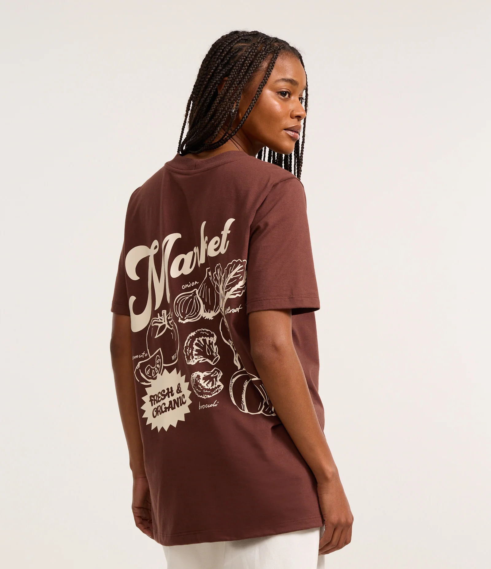 Camiseta Alongada em Algodão com Estampa Market Marrom 1