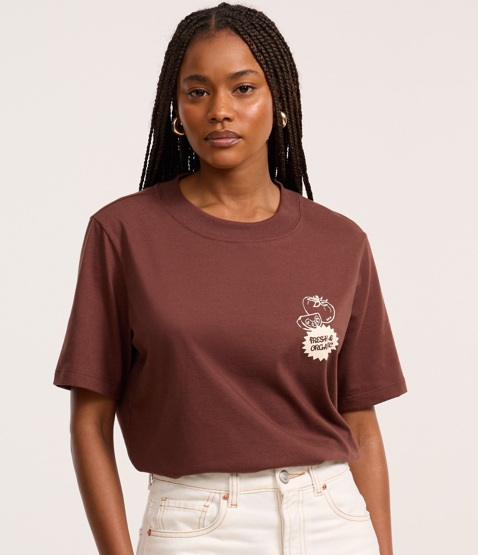 Camiseta Alongada em Algodão com Estampa Market Marrom 3