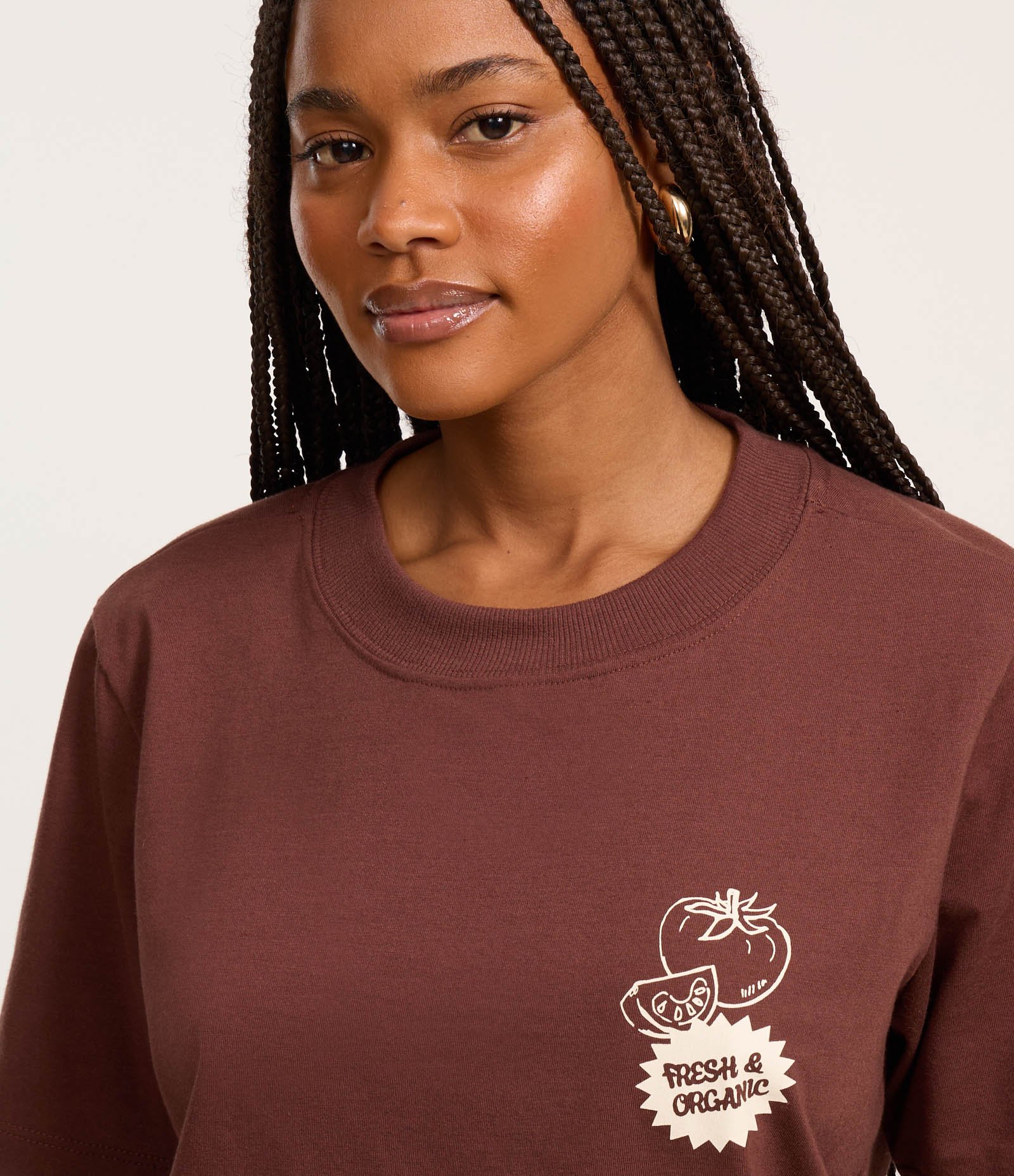 Camiseta Alongada em Algodão com Estampa Market Marrom 4
