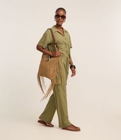 Calça Fluída em Malha Orly com Bolsos Laterais