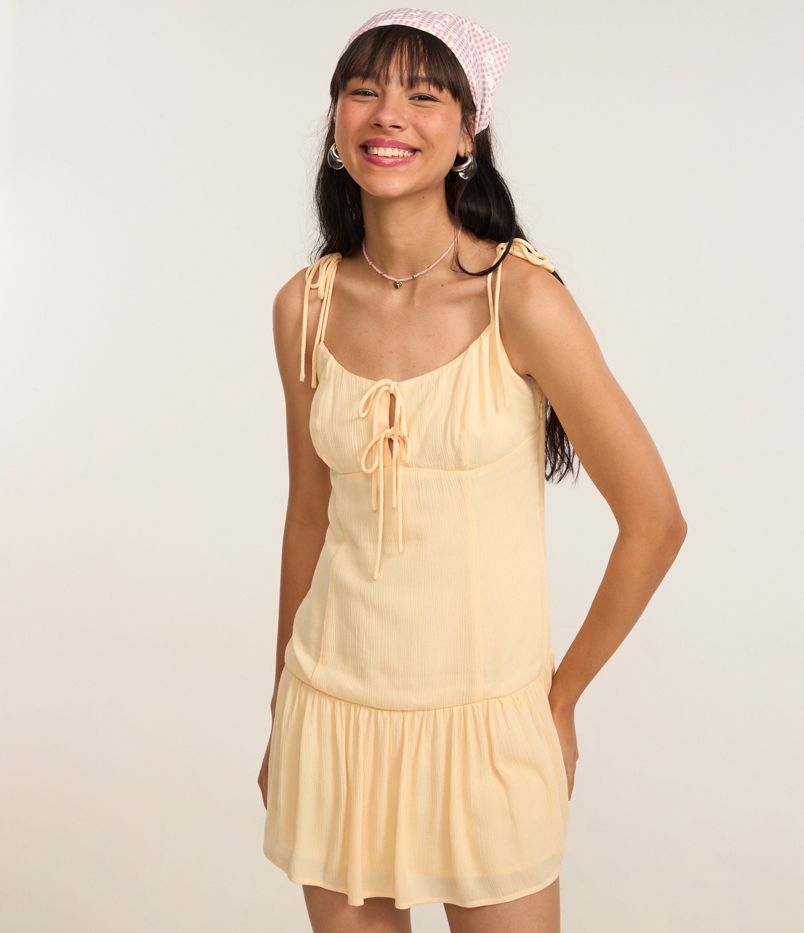 Vestido Curto em Creppe com Amarração nas Alças Amarelo 1