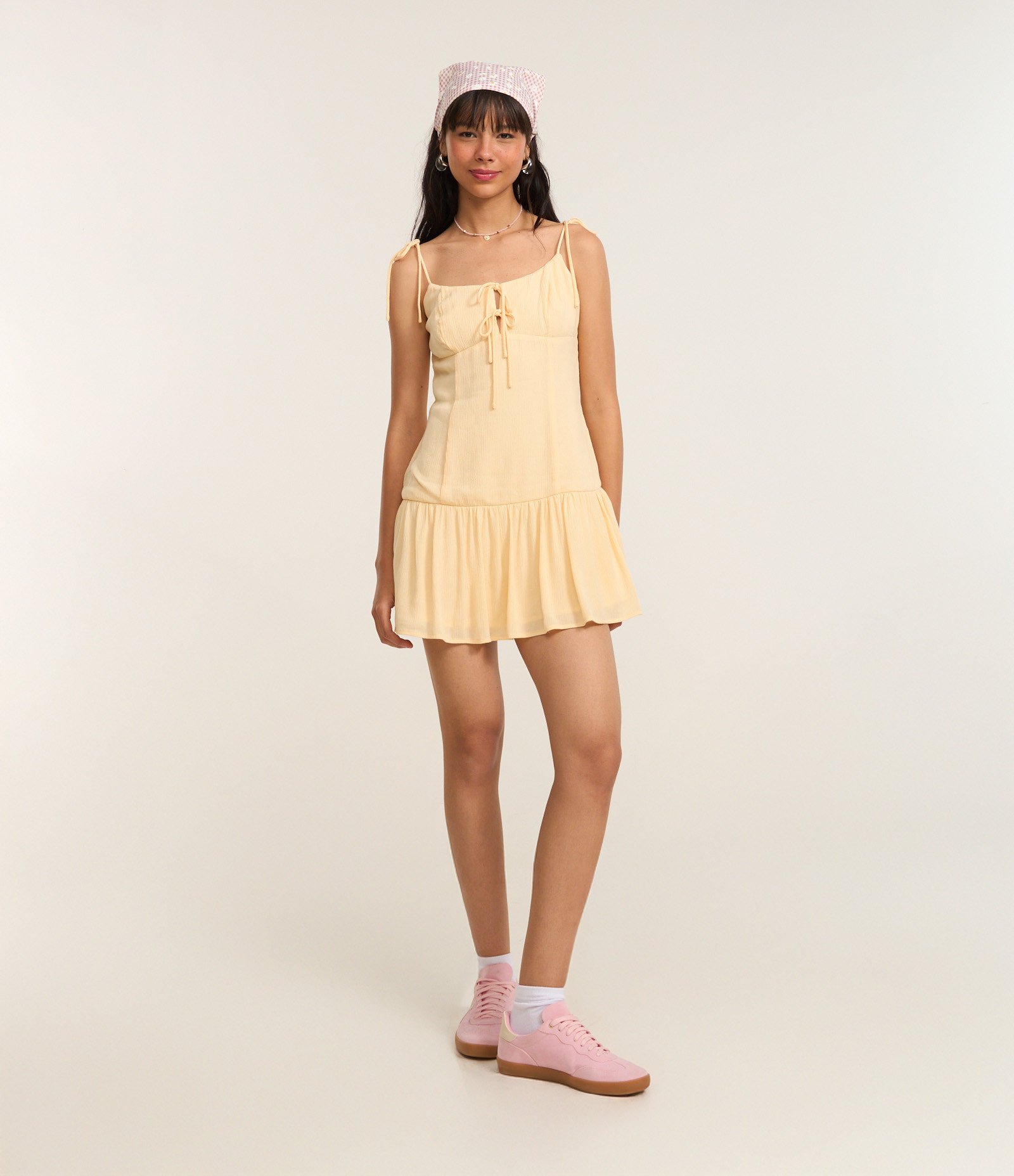 Vestido Curto em Creppe com Amarração nas Alças Amarelo 2