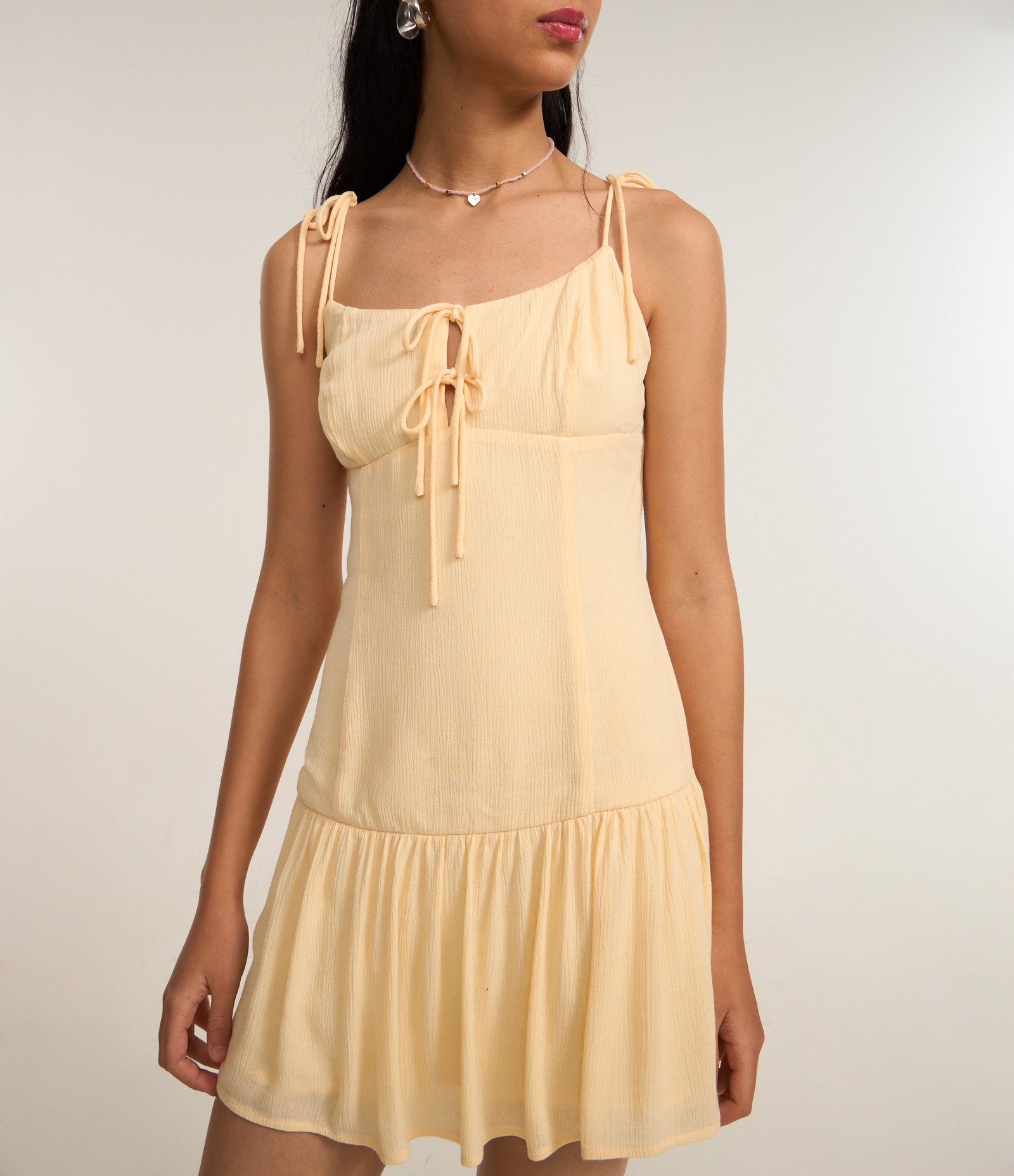 Vestido Curto em Creppe com Amarração nas Alças Amarelo 5