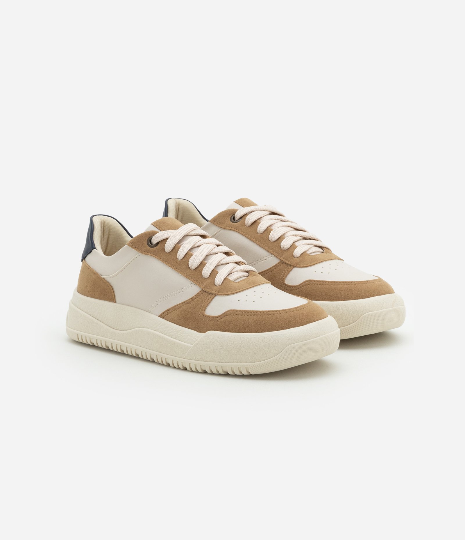 Tênis Casual em Pu com Recortes e Sola Bold Bege/Off White 2