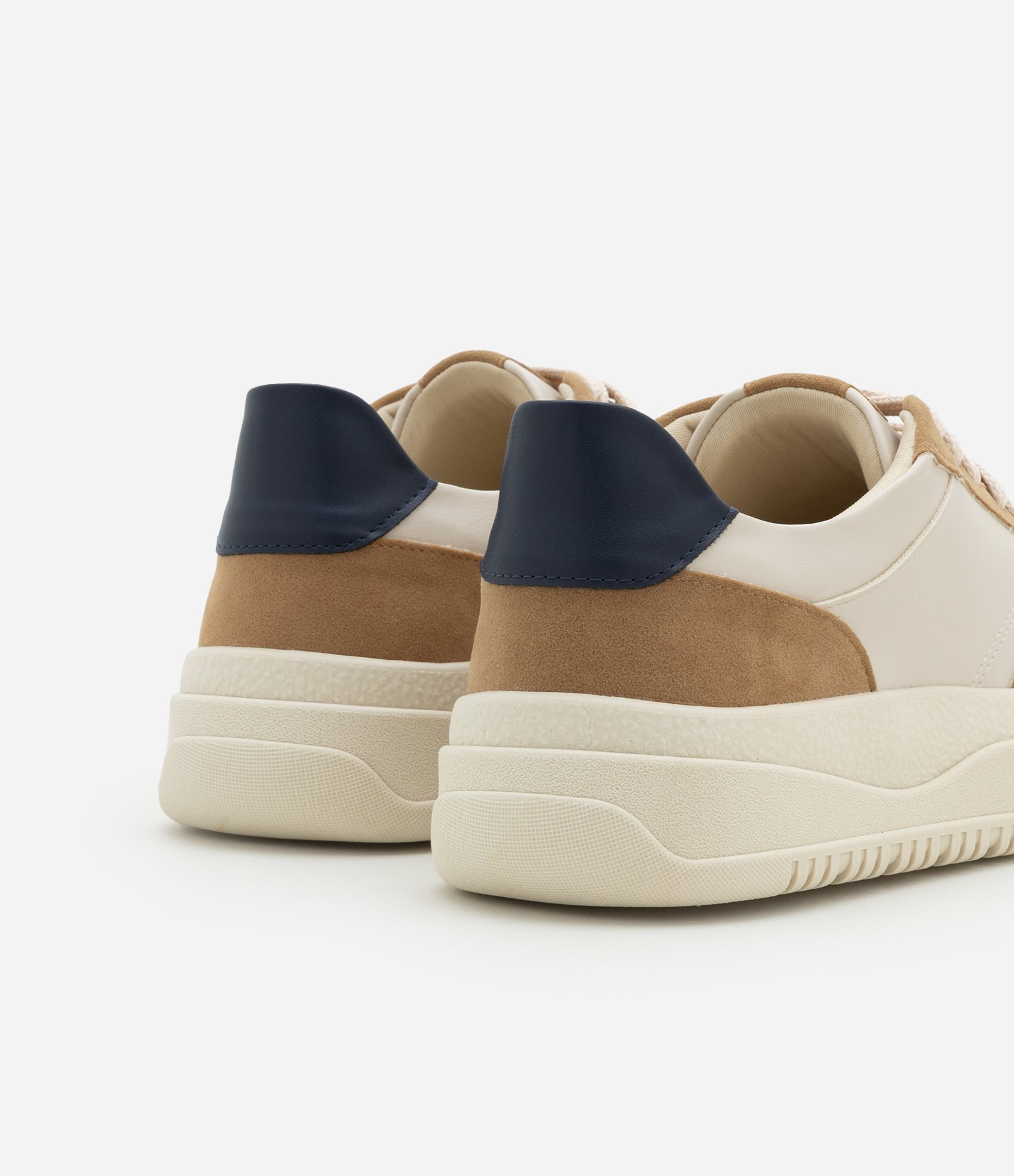Tênis Casual em Pu com Recortes e Sola Bold Bege/Off White 5