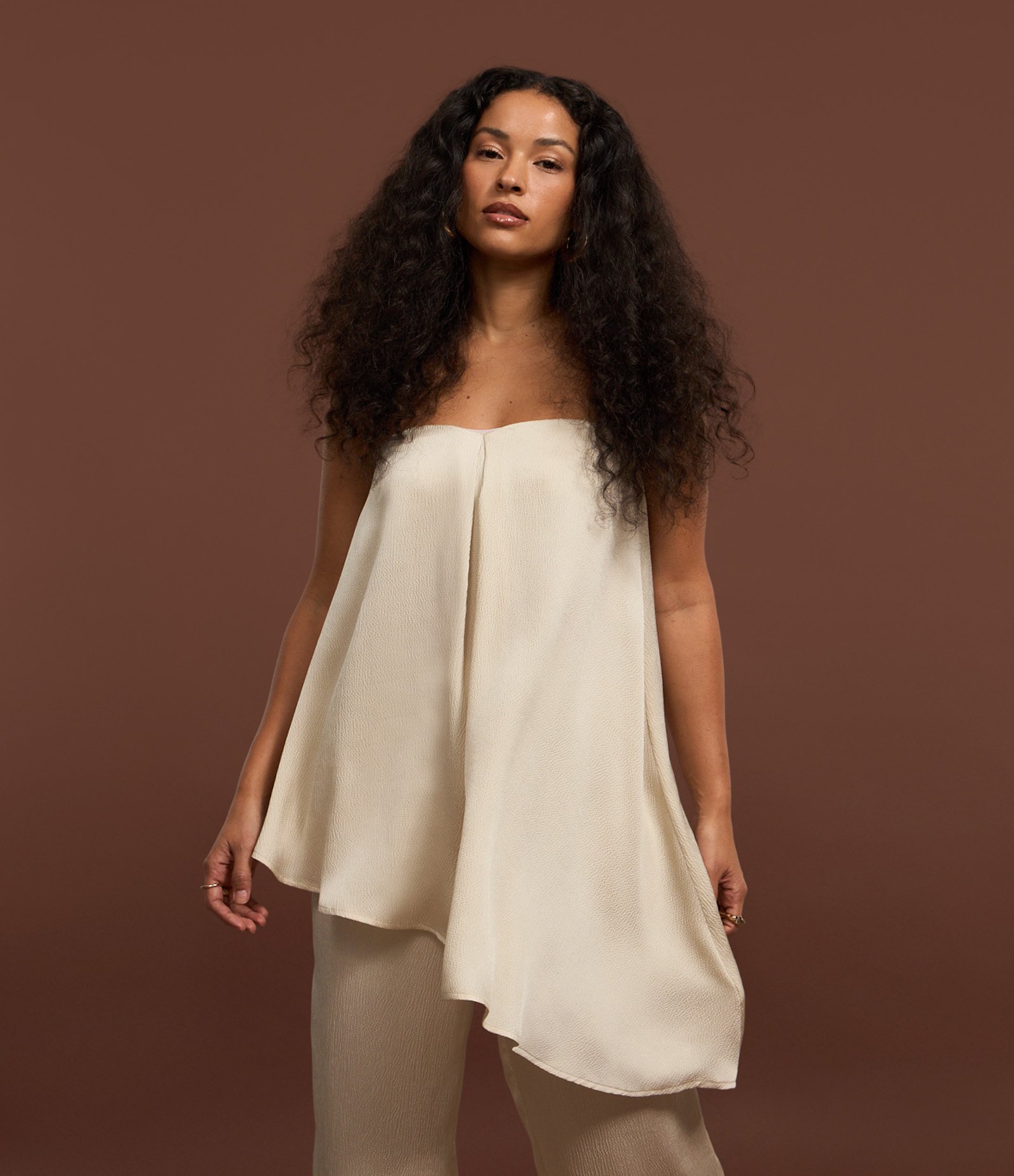 Blusa em Crepe Texturizada com Decote Coração e Barra Assimétrica Bege 5