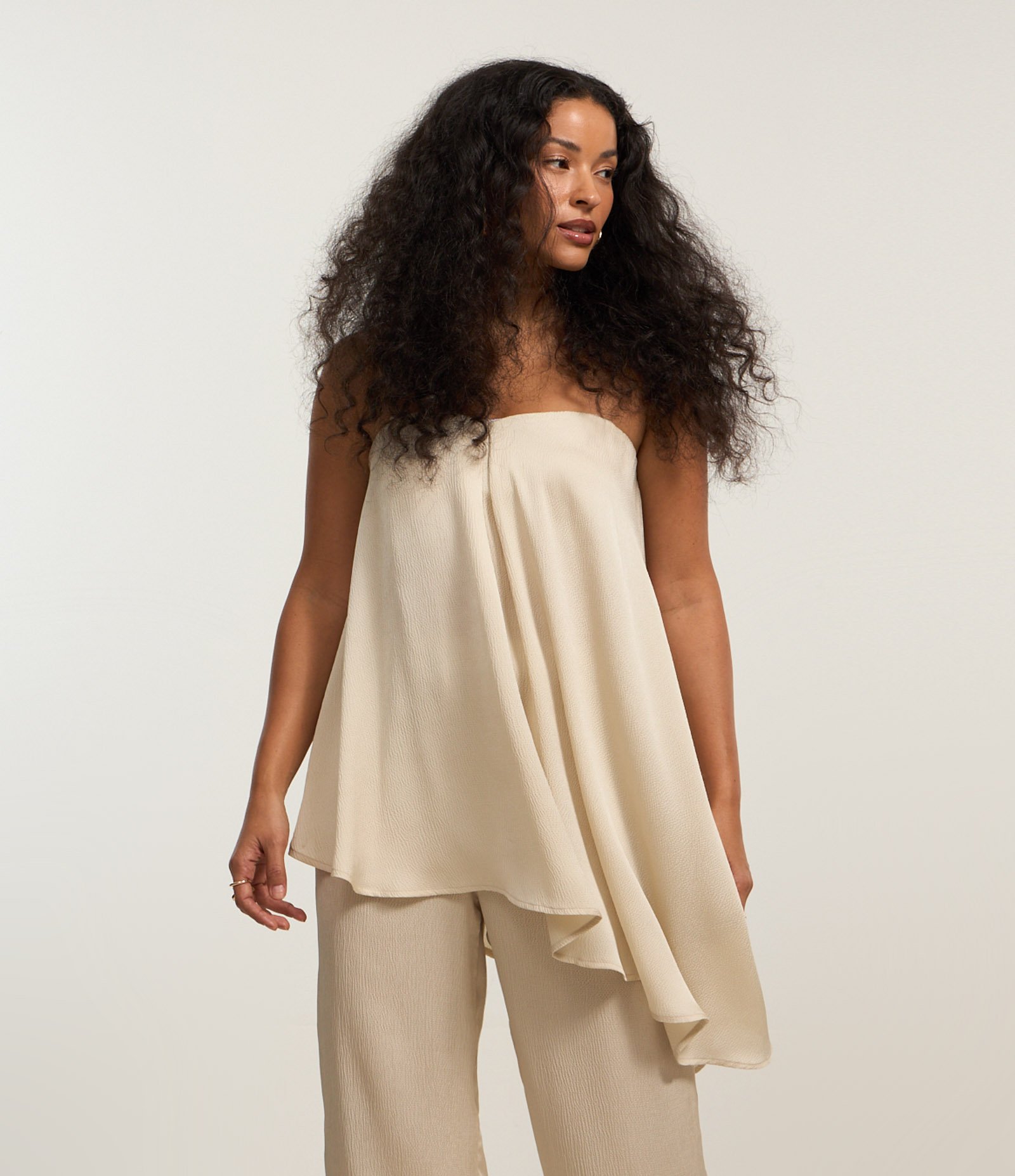 Blusa em Crepe Texturizada com Decote Coração e Barra Assimétrica Bege 1