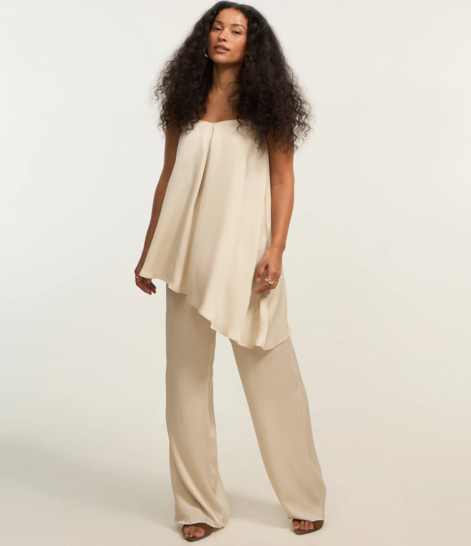 Blusa em Crepe Texturizada com Decote Coração e Barra Assimétrica Bege 2