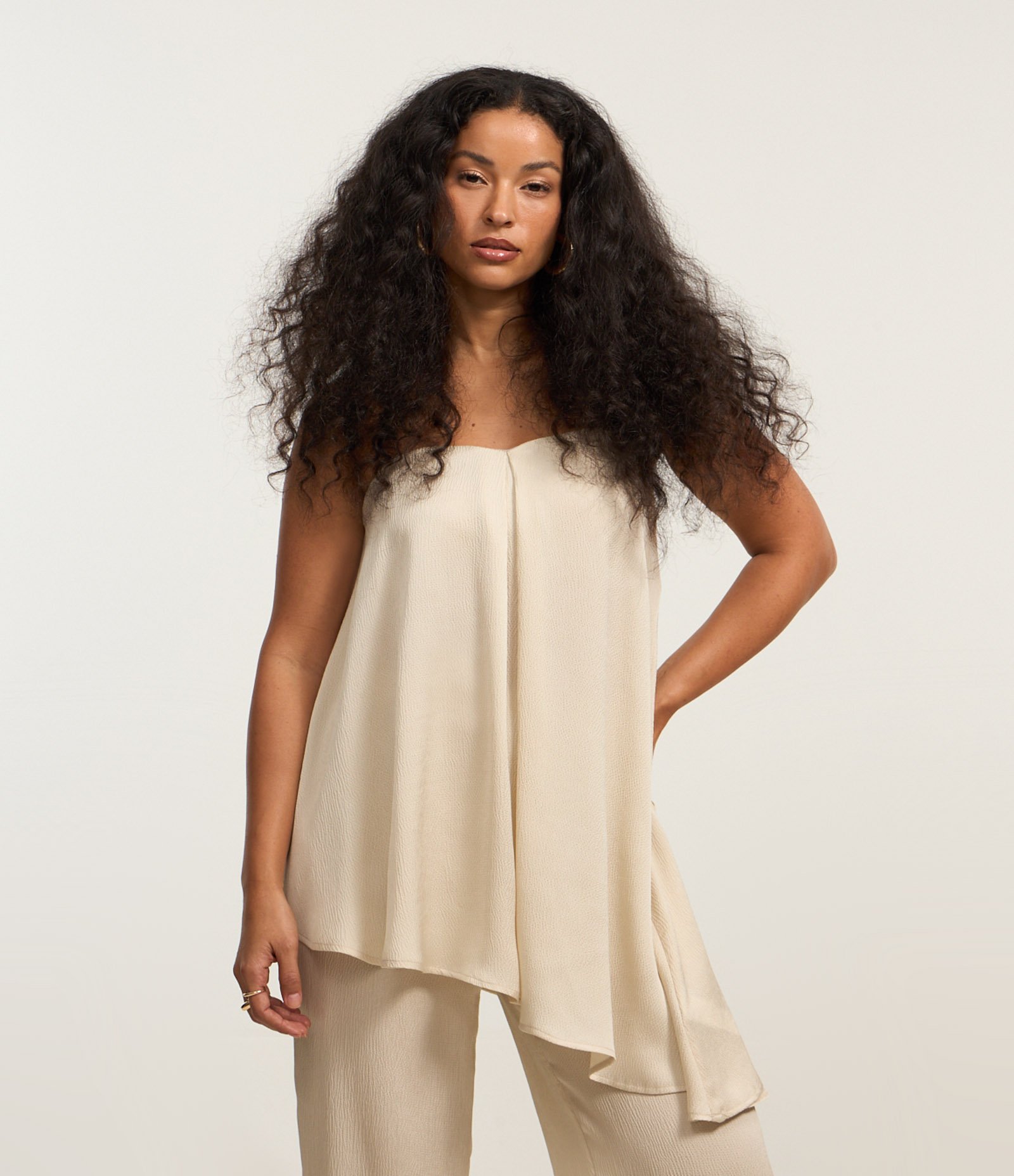 Blusa em Crepe Texturizada com Decote Coração e Barra Assimétrica Bege 4