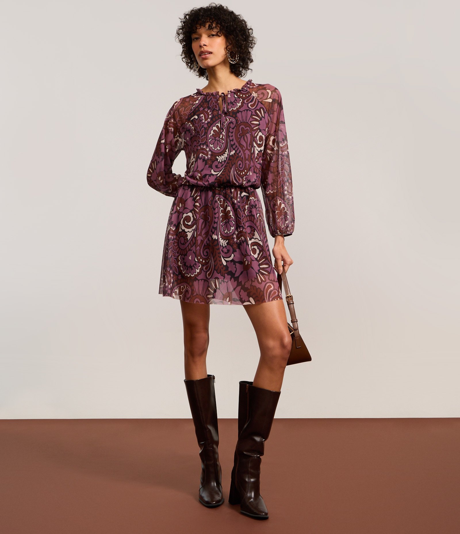 Vestido Curto em Tule com Estampa Paisley e Amarração Preto/Bordô 5