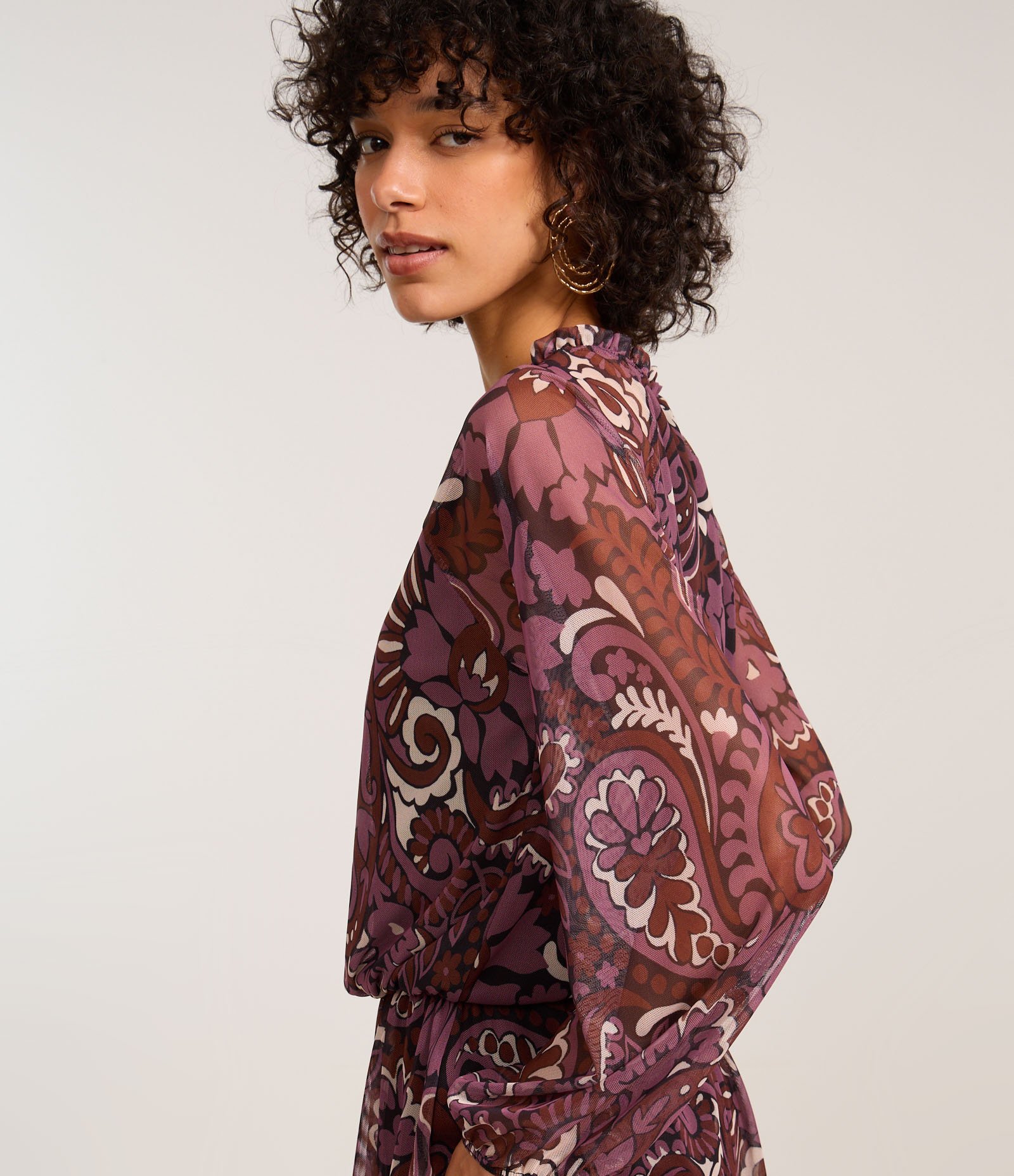 Vestido Curto em Tule com Estampa Paisley e Amarração Preto/Bordô 4