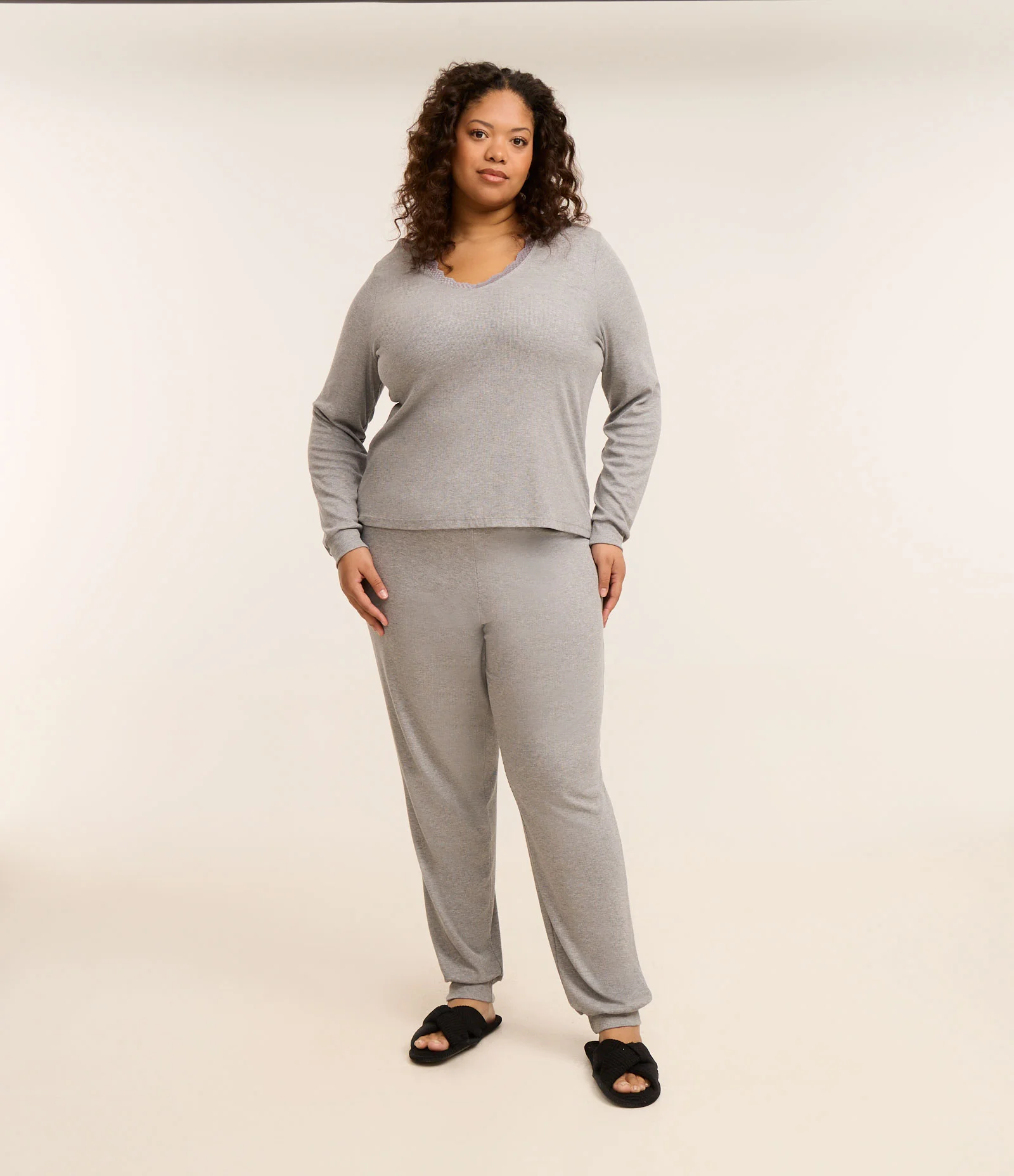 Pijama Longo Canelado com Renda no Decote Curve & Plus Size Cinza 1