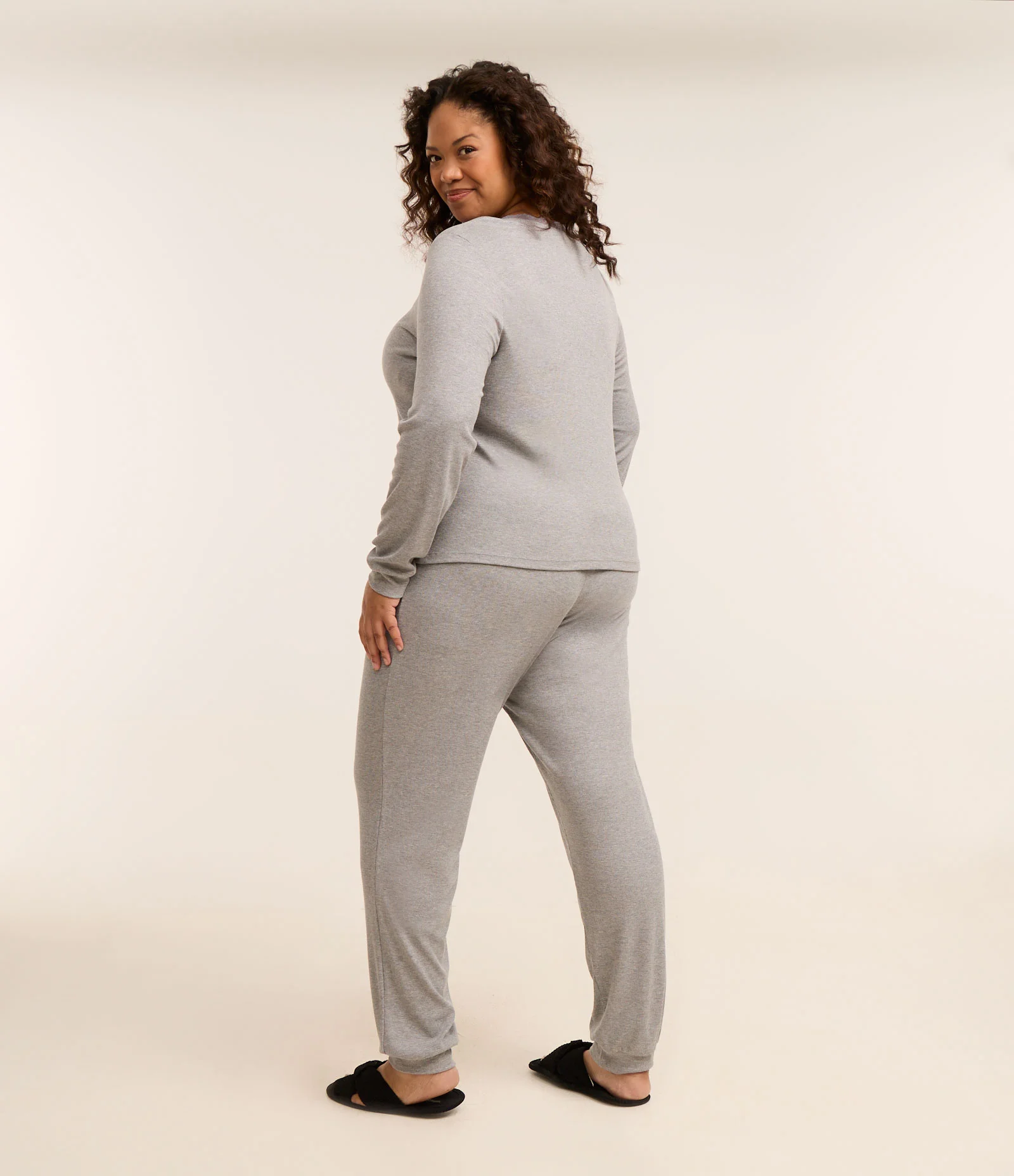 Pijama Longo Canelado com Renda no Decote Curve & Plus Size Cinza 2