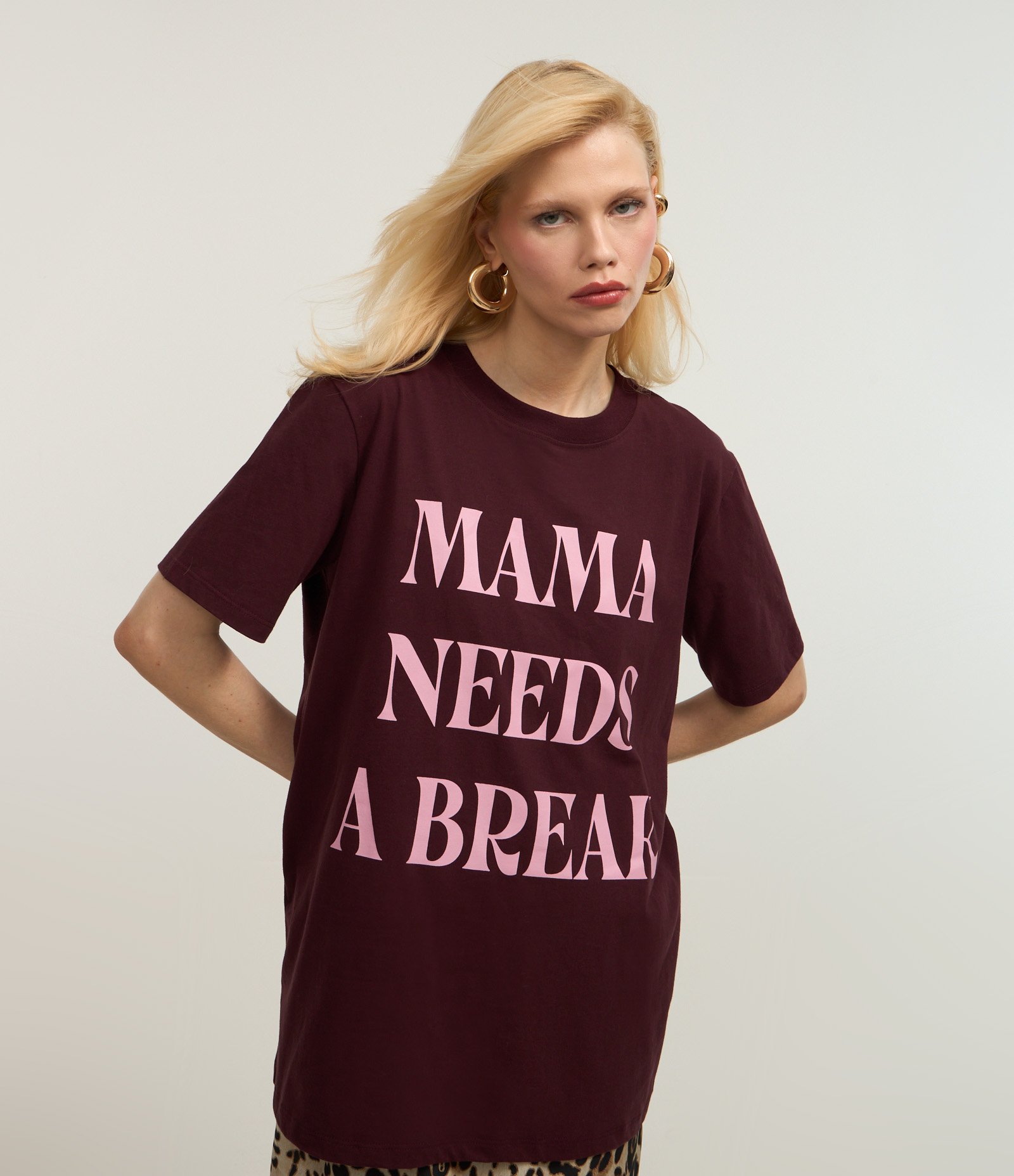 Camiseta T-shirt em Algodão com Lettering Mama Needs a Break Bordô 1
