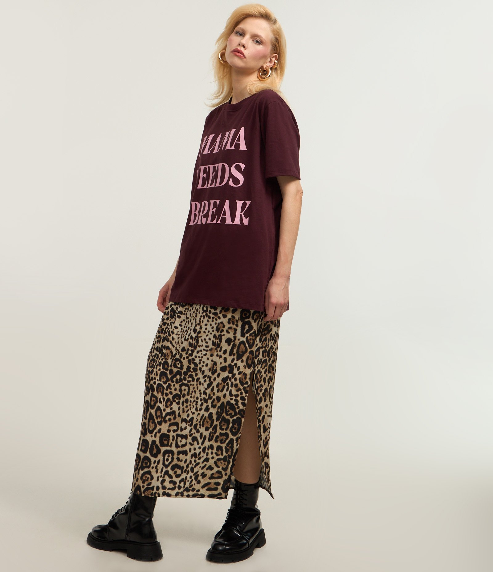 Camiseta T-shirt em Algodão com Lettering Mama Needs a Break Bordô 2