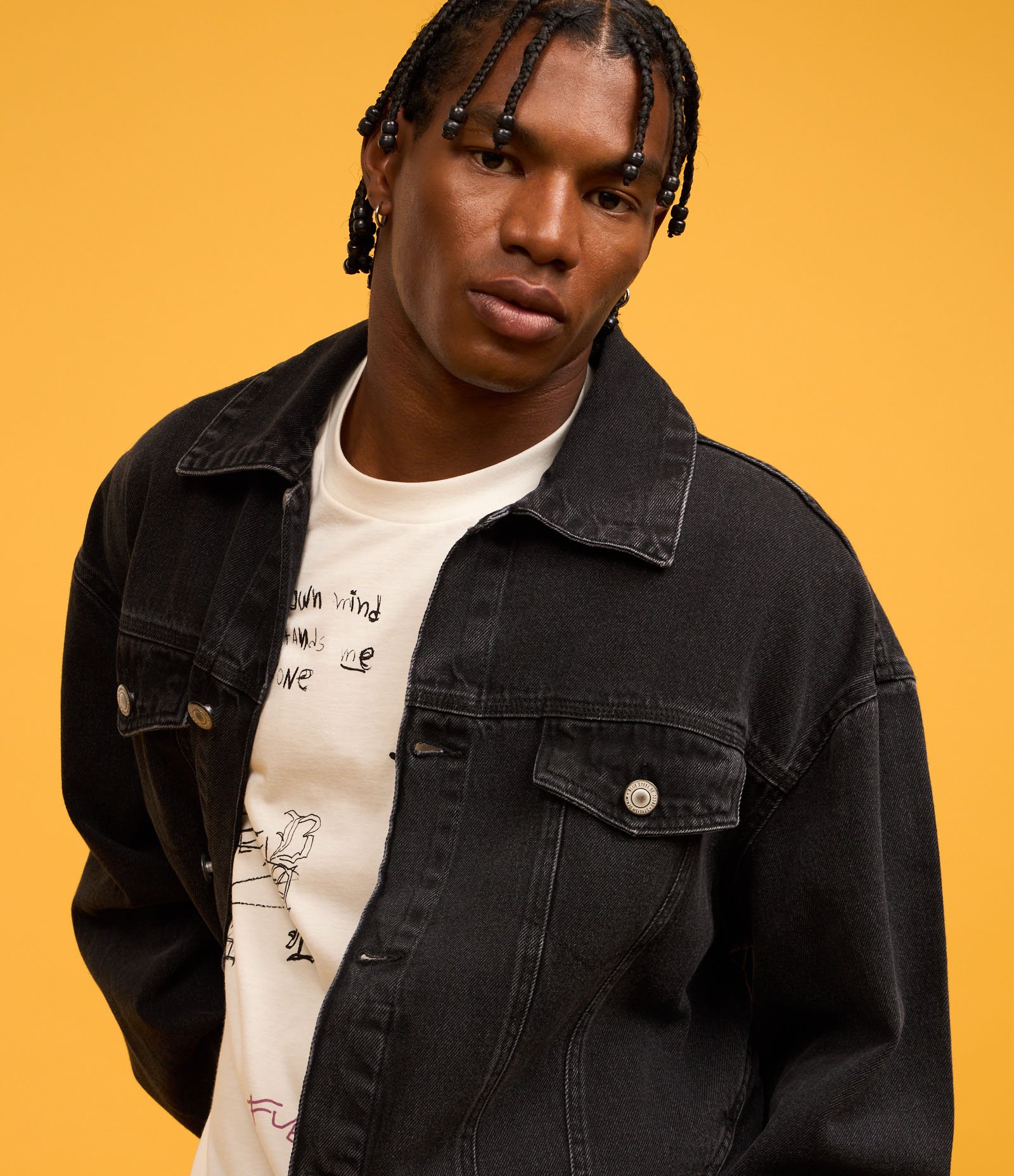 Jaqueta Trucker Boxy  em Jeans com Recortes Preto 8