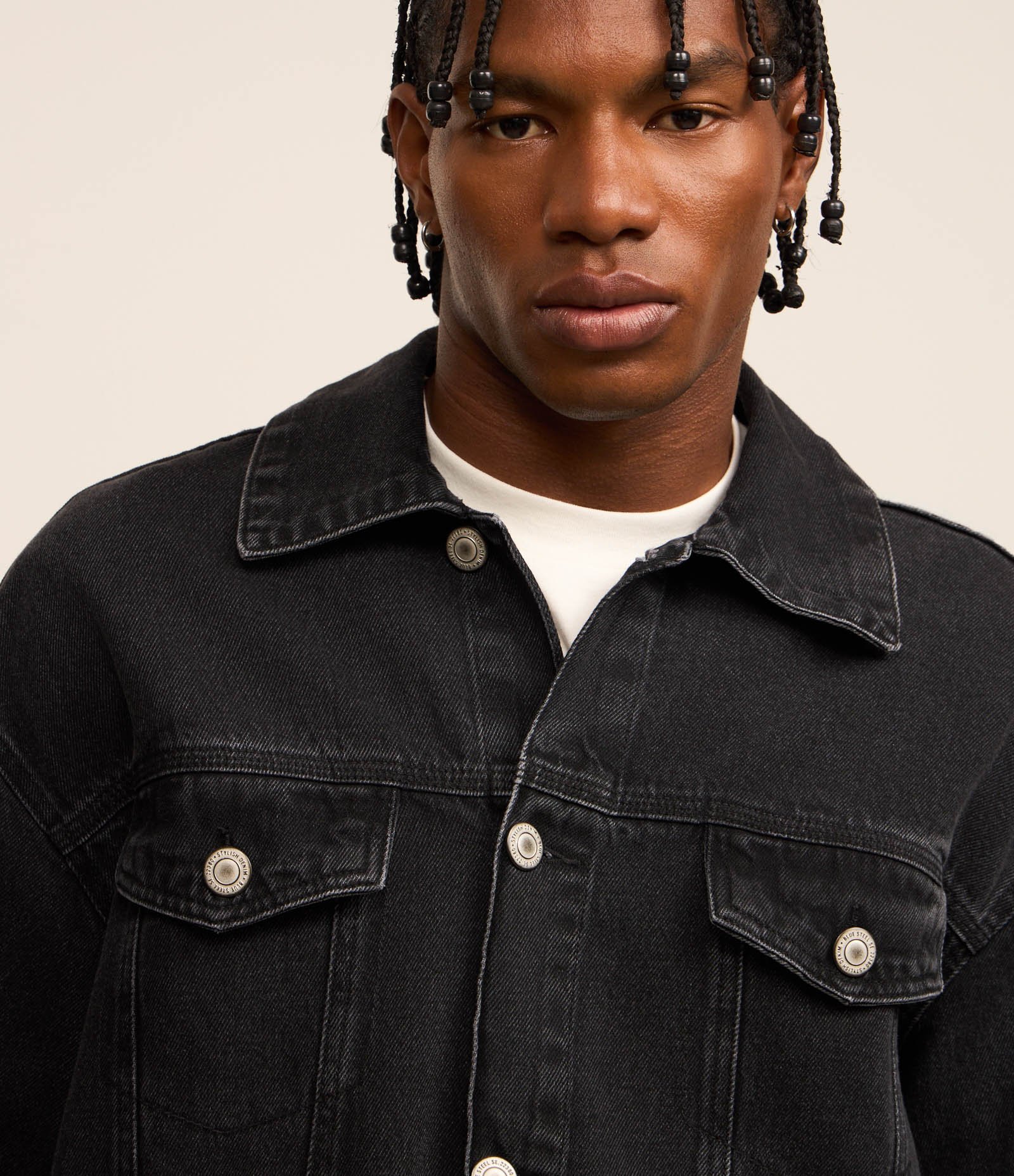 Jaqueta Trucker Boxy  em Jeans com Recortes Preto 9