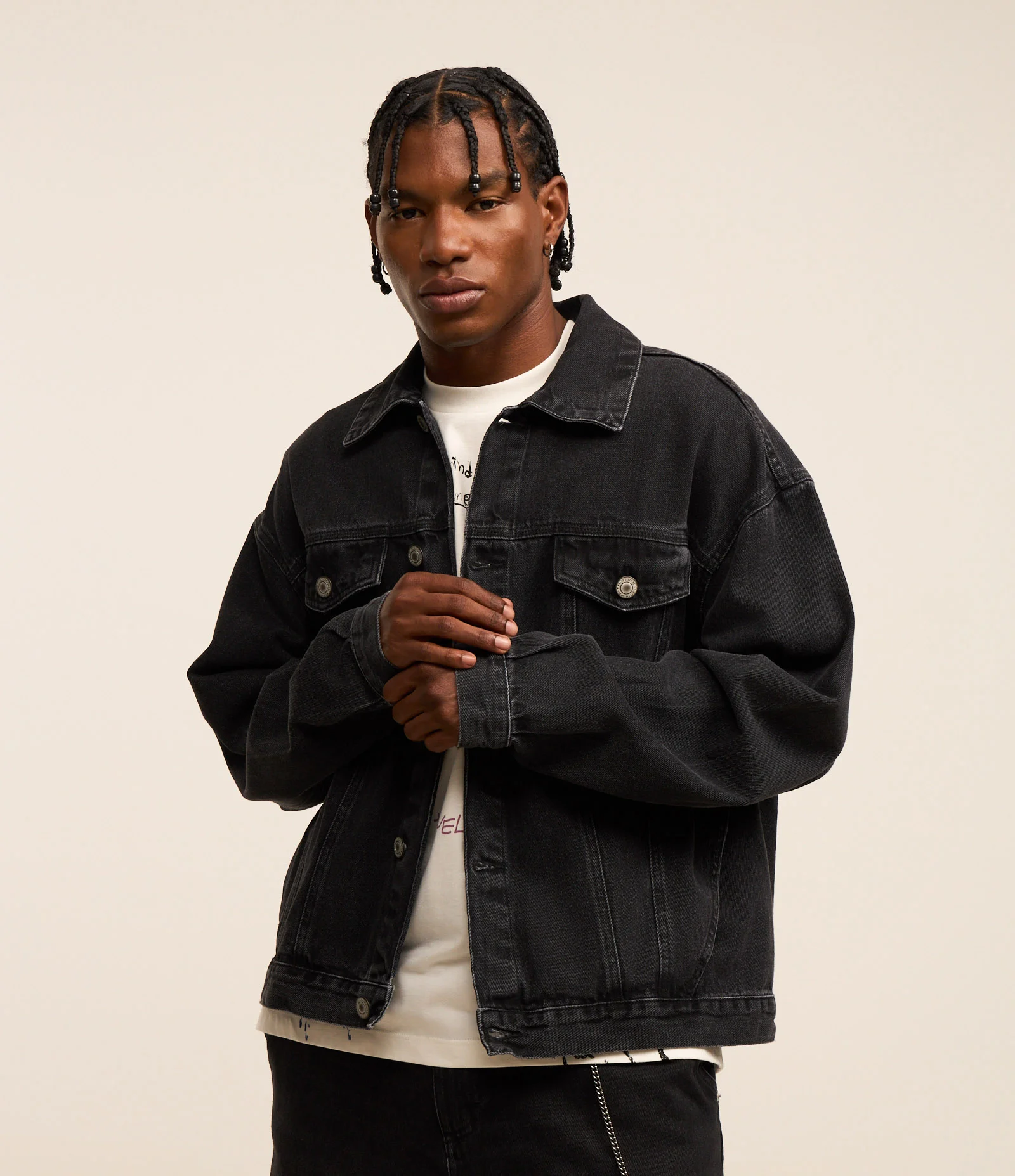 Jaqueta Trucker Boxy  em Jeans com Recortes Preto 1