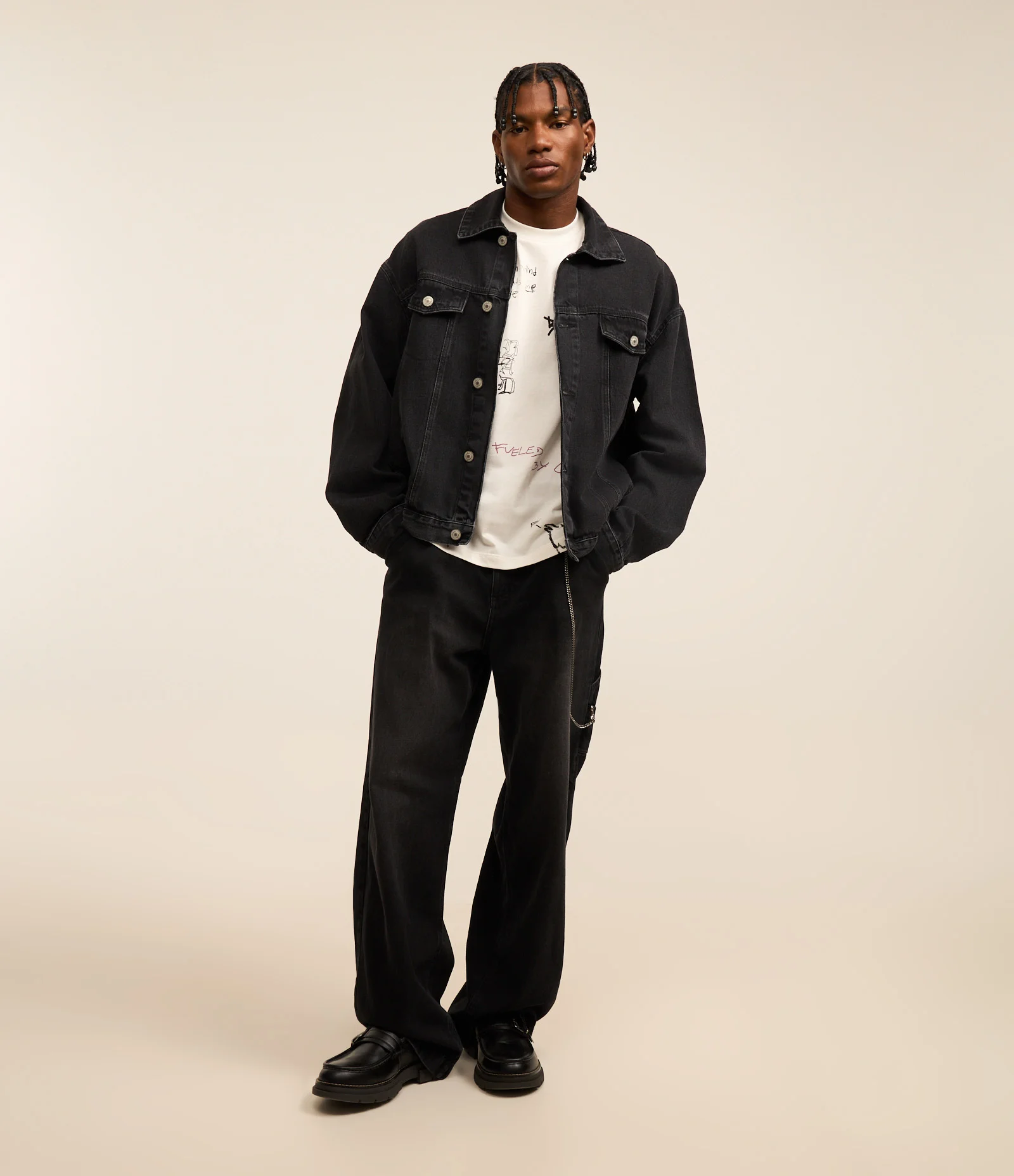 Jaqueta Trucker Boxy  em Jeans com Recortes Preto 2