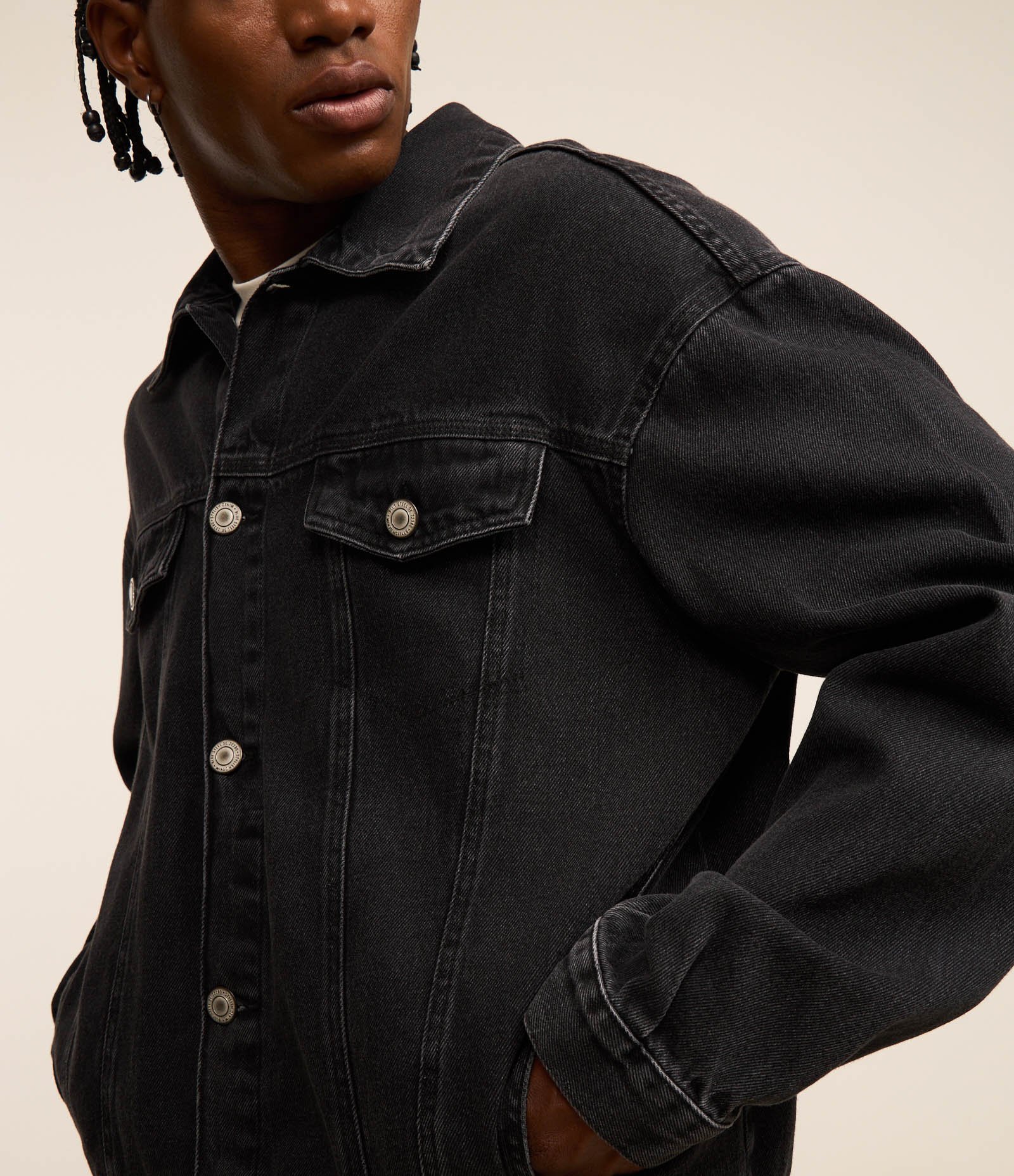 Jaqueta Trucker Boxy  em Jeans com Recortes Preto 4