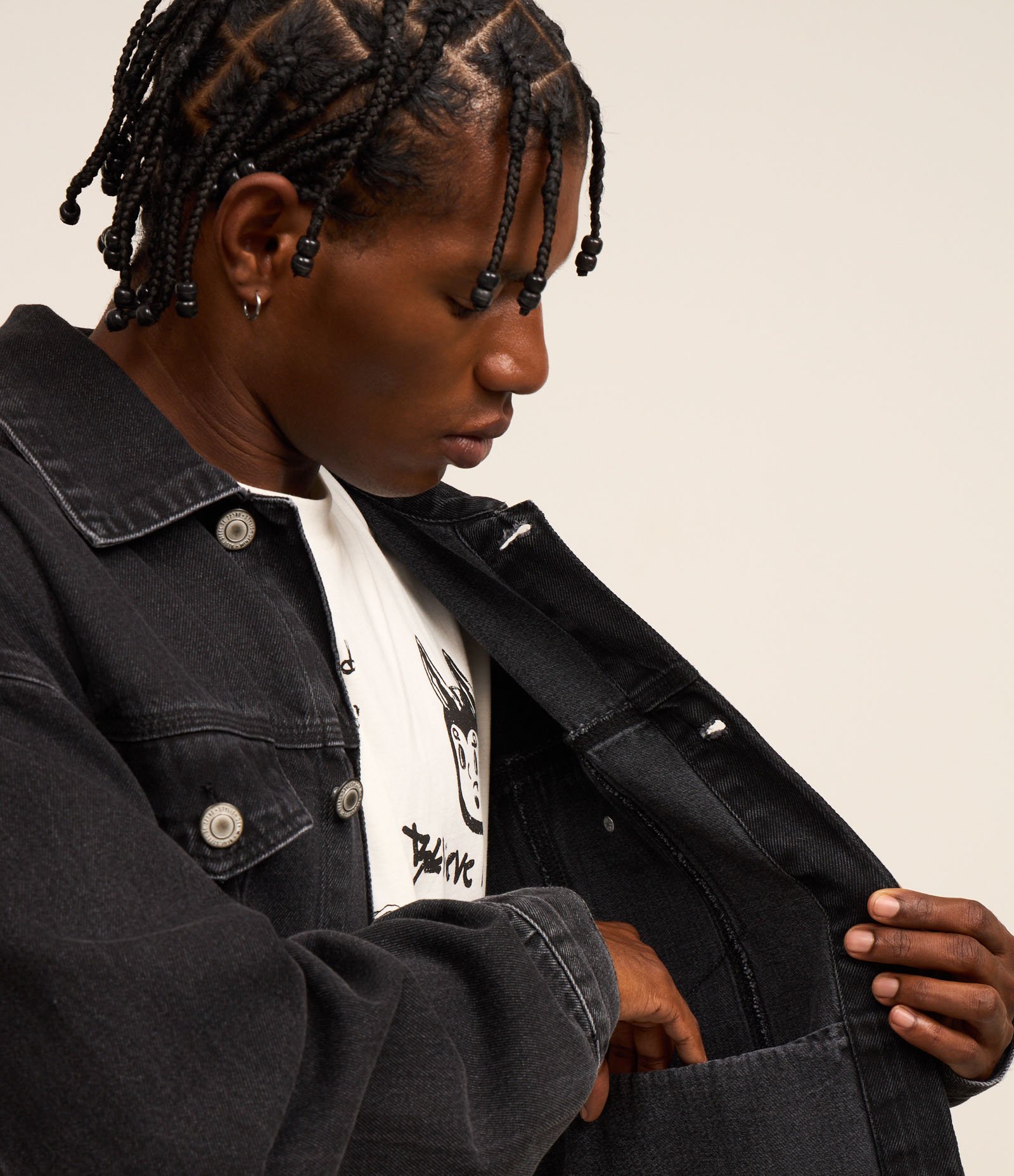 Jaqueta Trucker Boxy  em Jeans com Recortes Preto 5