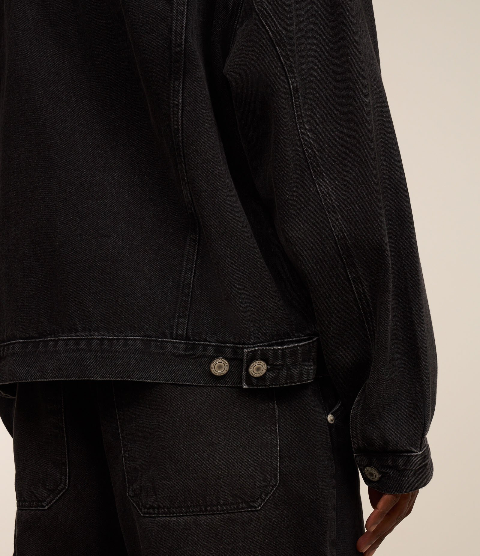 Jaqueta Trucker Boxy  em Jeans com Recortes Preto 6