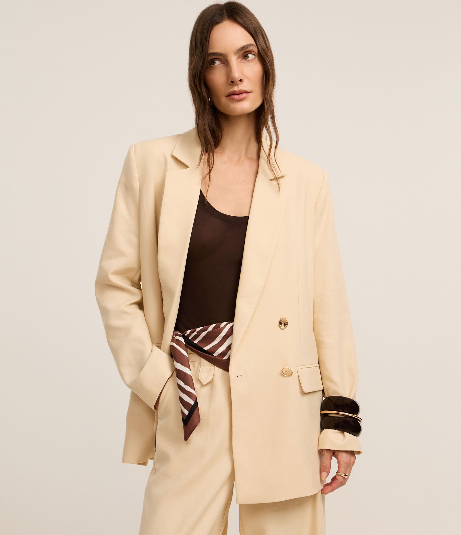 Blazer Oversized em Viscolinho com Botões e Lapelas Bege 1