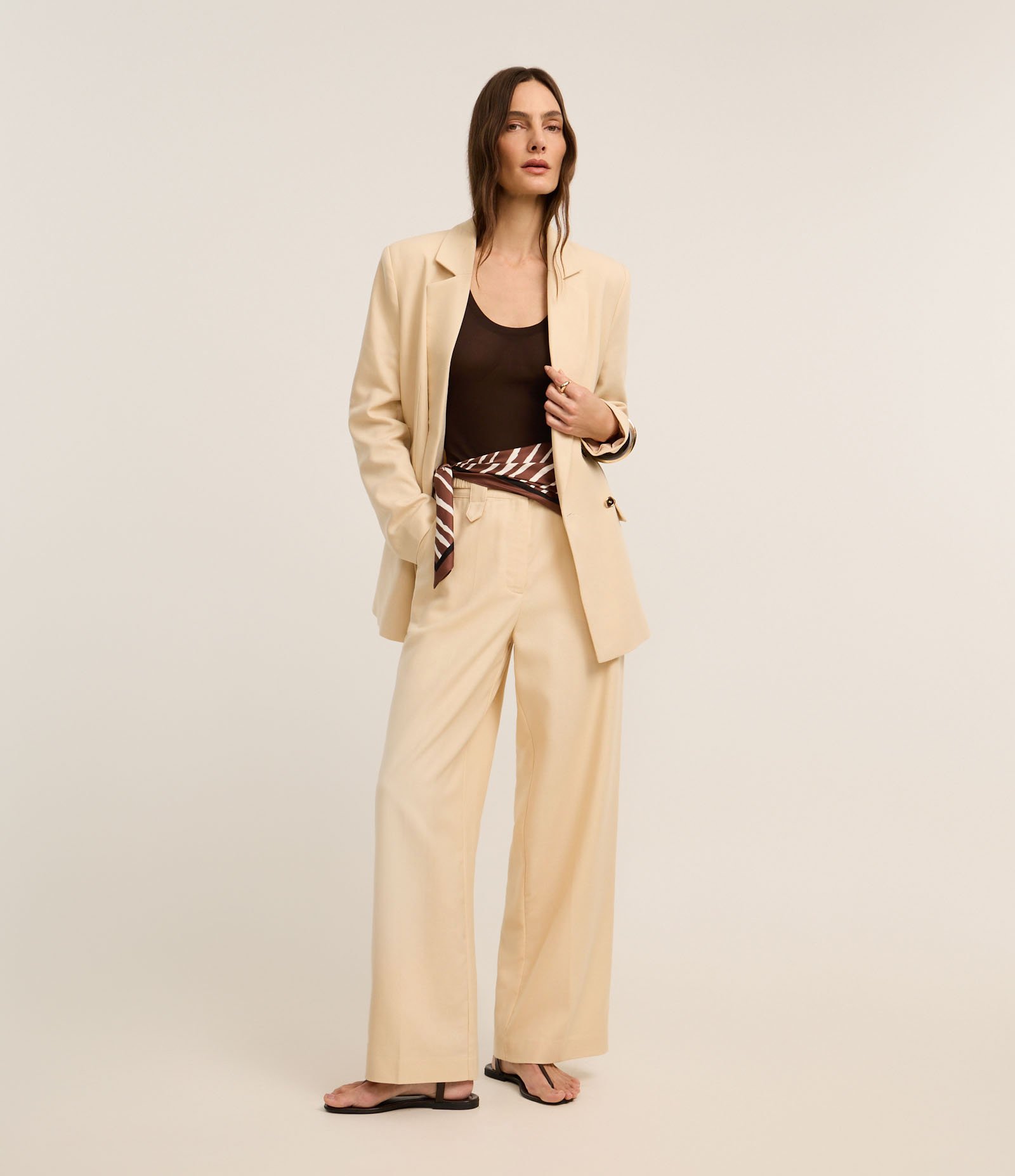 Blazer Oversized em Viscolinho com Botões e Lapelas Bege 2