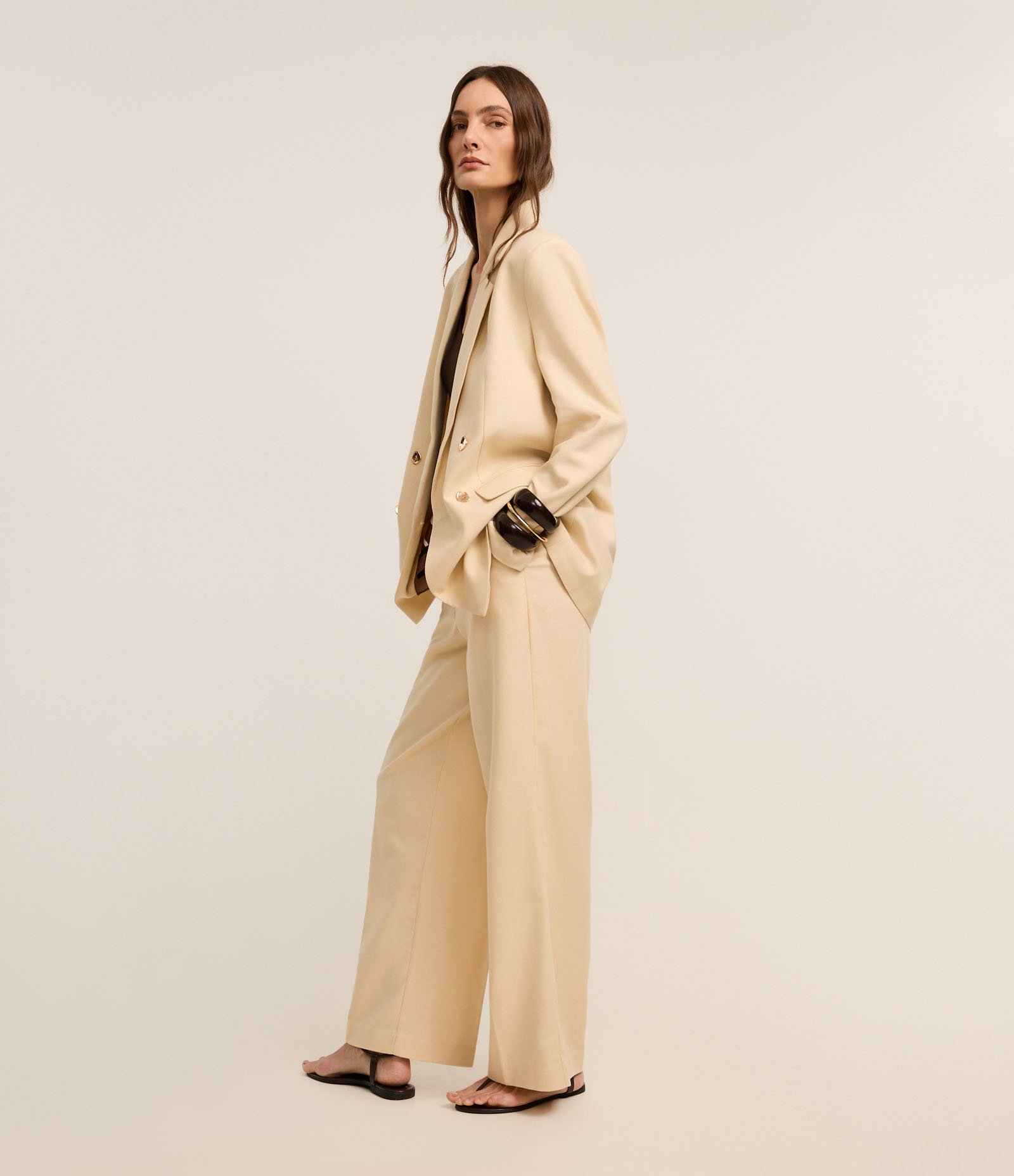 Blazer Oversized em Viscolinho com Botões e Lapelas Bege 4