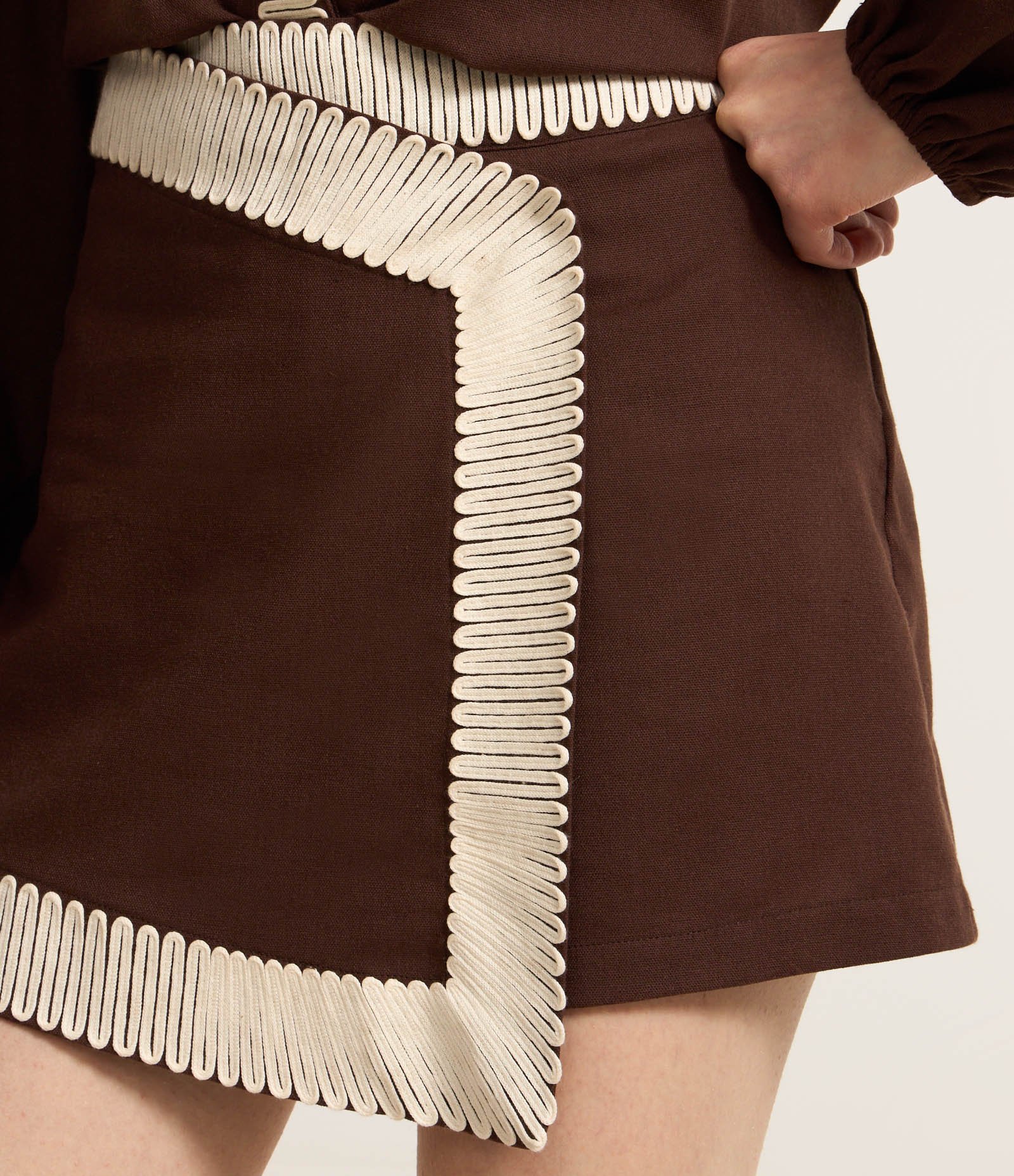 Short Saia Curto em Viscolinho com Textura e Bordado Marrom 4