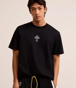 Camiseta Comfort em Algodão com Estampa Cruz Bordada