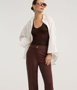 Calça Cenoura Cintura Alta com Botão de Metal Martelado