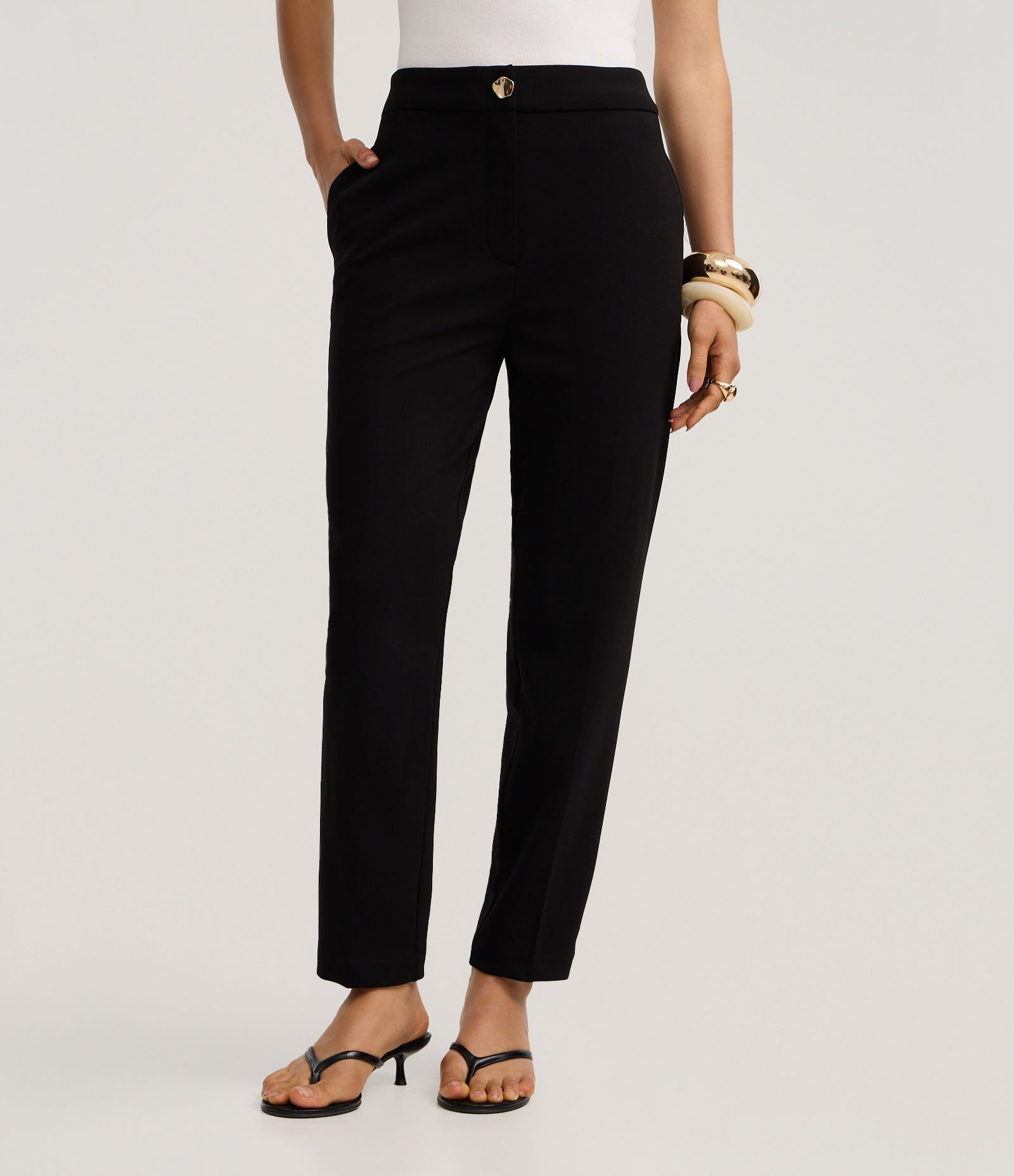 Calça Cenoura Cintura Alta com Botão de Metal Martelado Preto 3