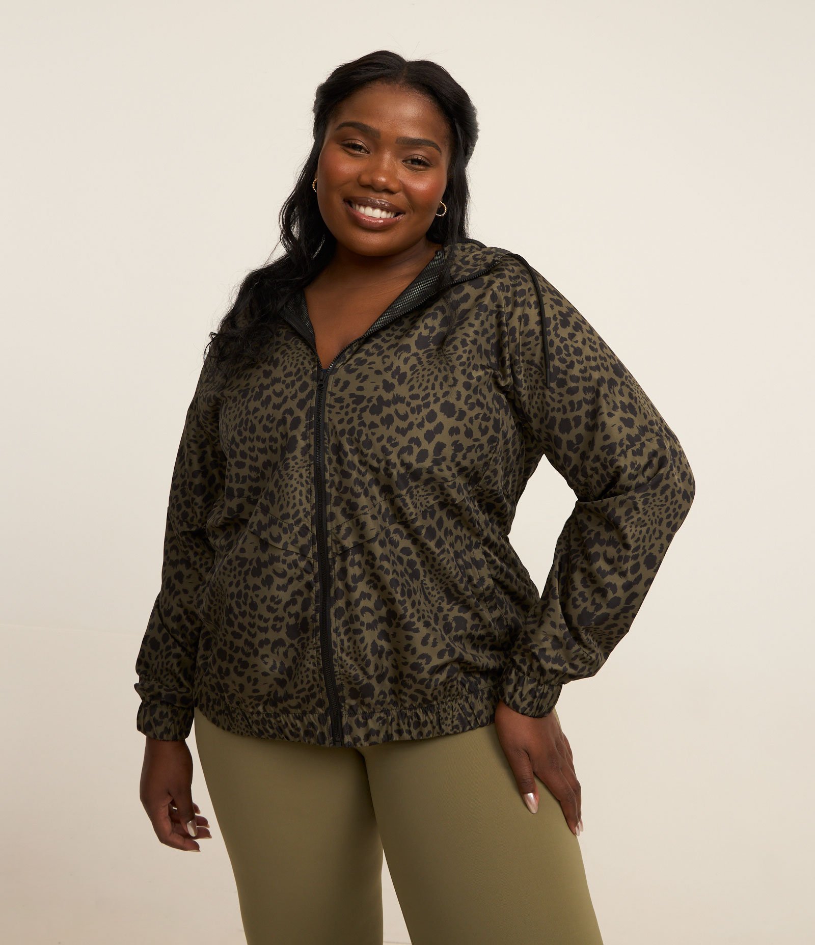 Jaqueta Corta Vento em Tecnologia Dry com Animal Print Curve & Plus Size Verde 1