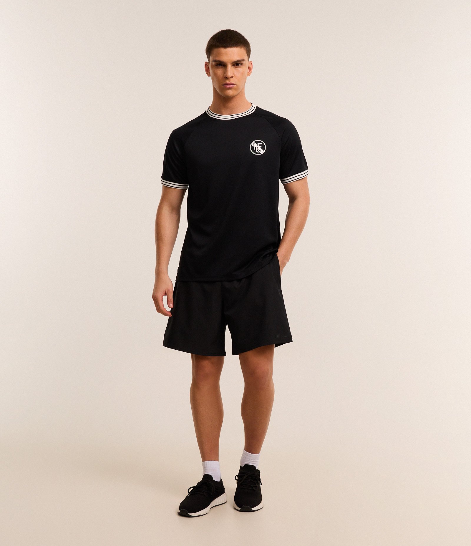 Bermuda Esportiva com Cordão Contrastante e Bolso Preto 1