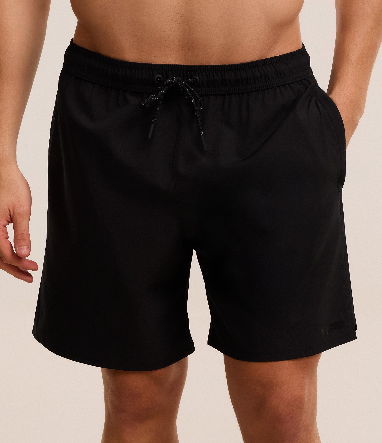 Bermuda Esportiva com Cordão Contrastante e Bolso Preto 2