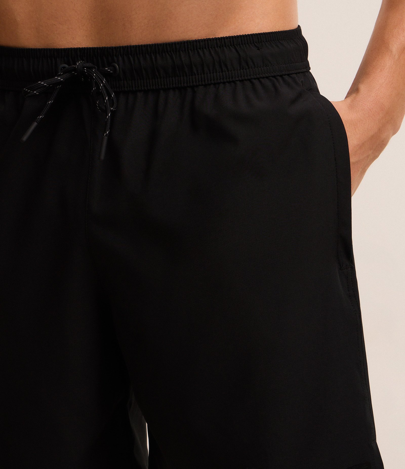 Bermuda Esportiva com Cordão Contrastante e Bolso Preto 4