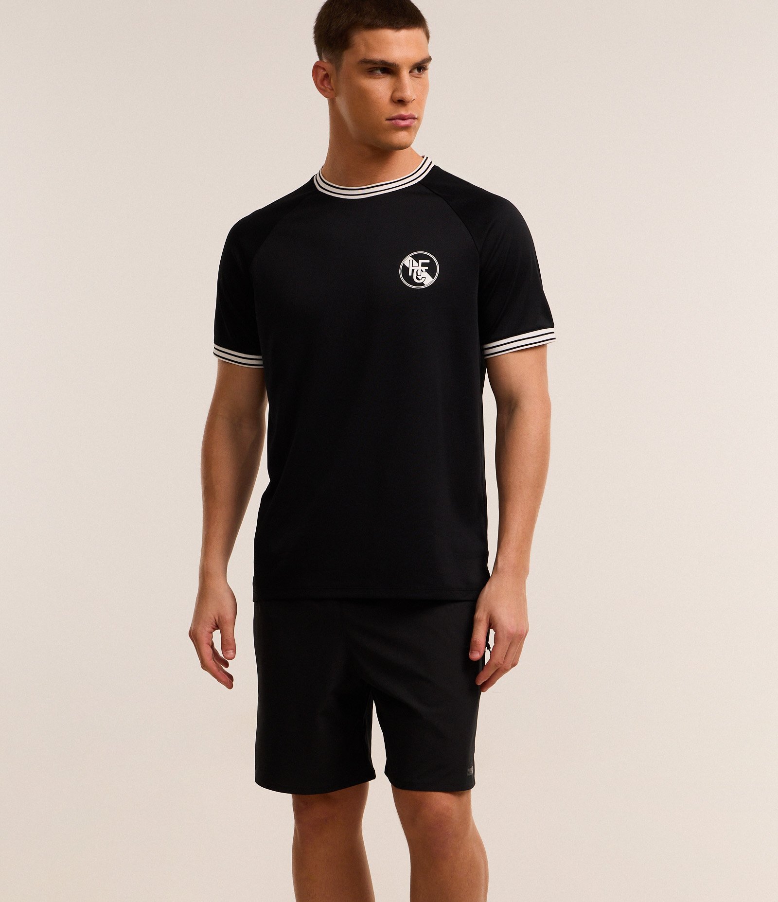 Bermuda Esportiva com Cordão Contrastante e Bolso Preto 5