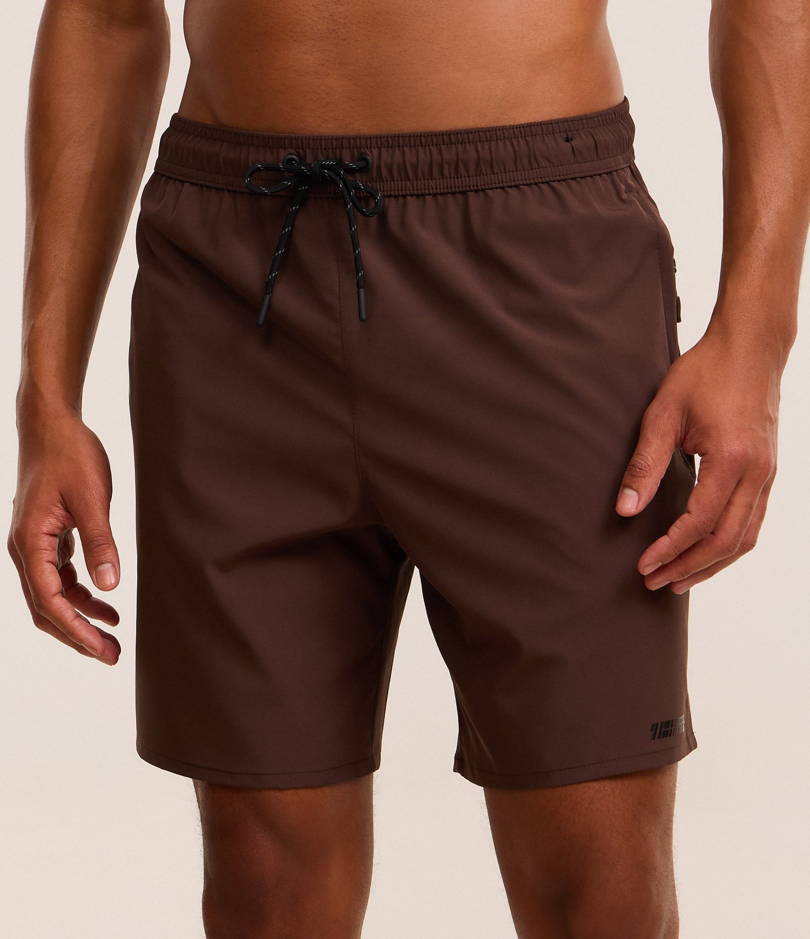 Bermuda Esportiva com Cordão Contrastante e Bolso Marrom 2