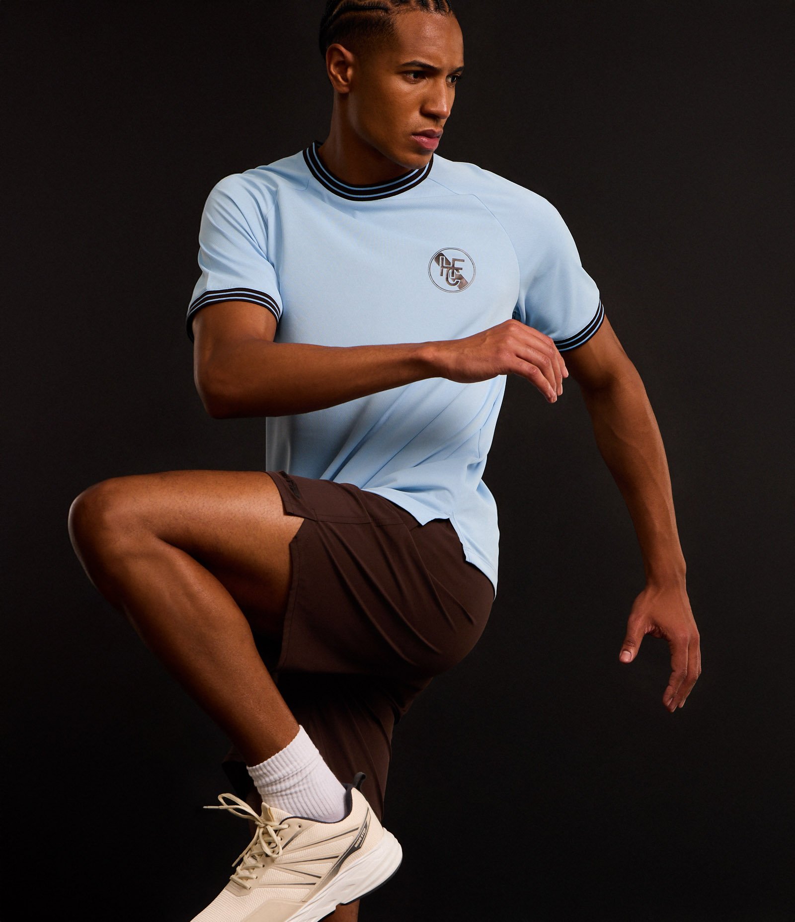 Bermuda Esportiva com Cordão Contrastante e Bolso Marrom 4