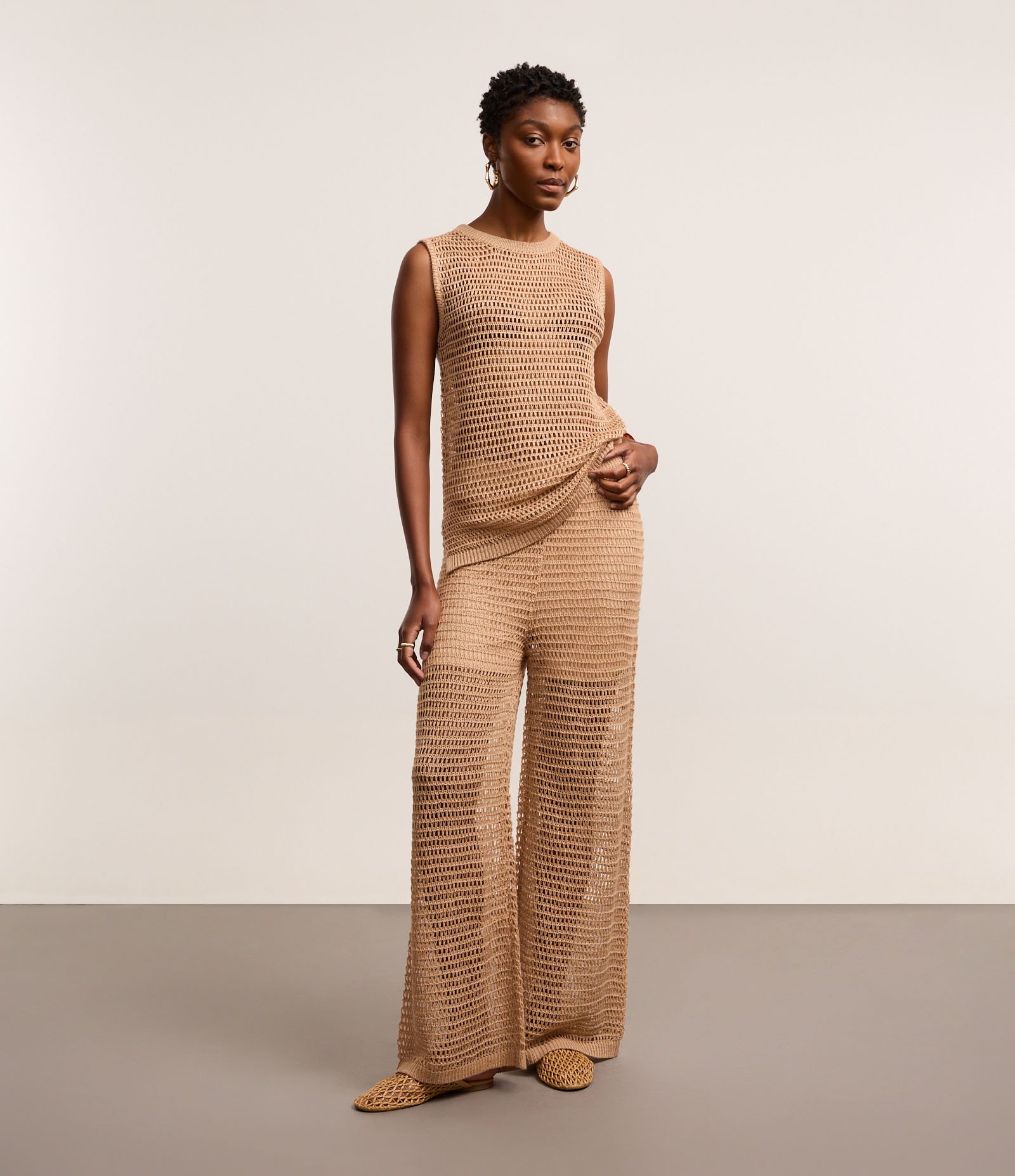 Calça Reta Cintura Alta em Tricô com Ponto Efeito Crochê Bege 1