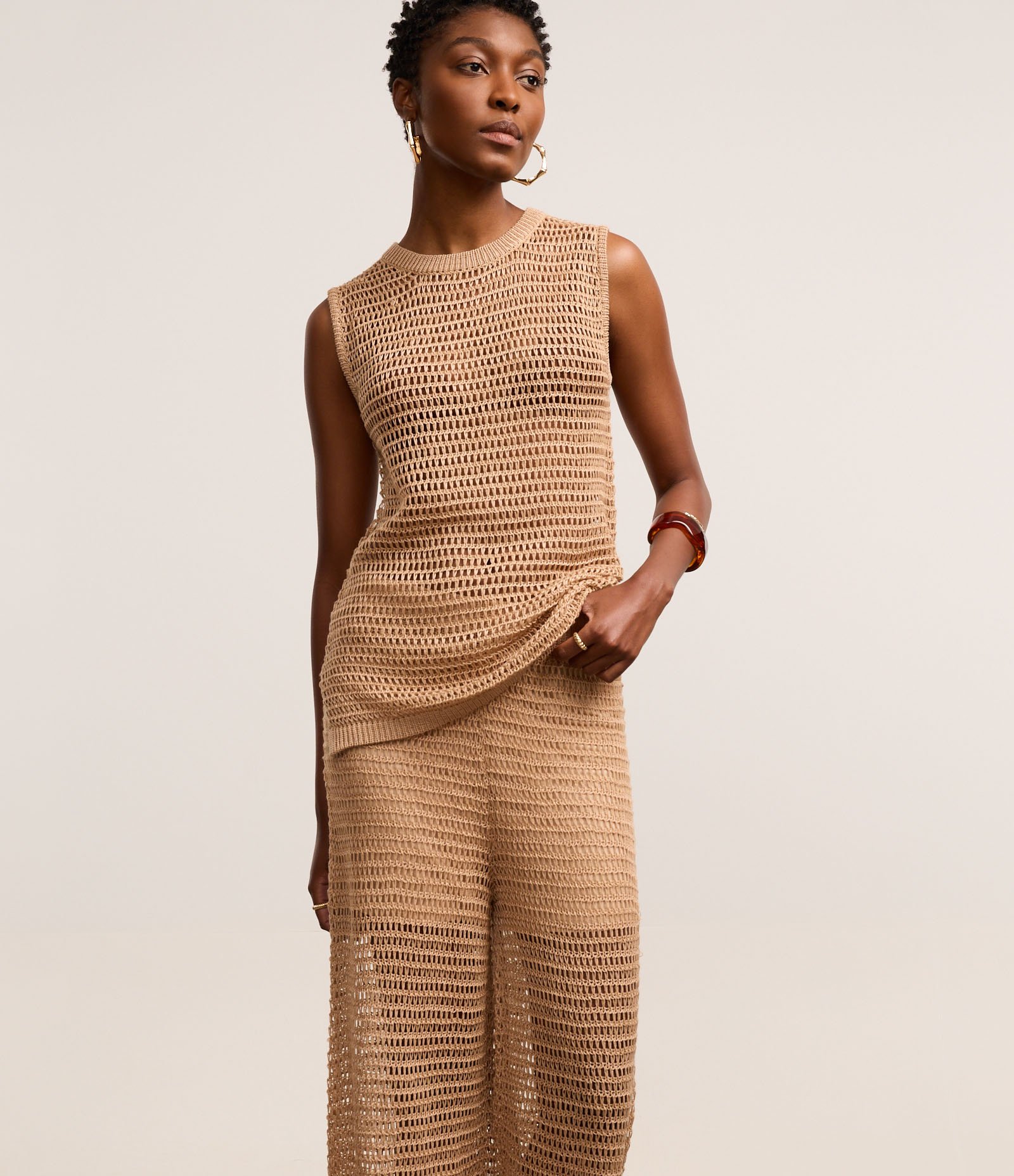 Calça Reta Cintura Alta em Tricô com Ponto Efeito Crochê Bege 2