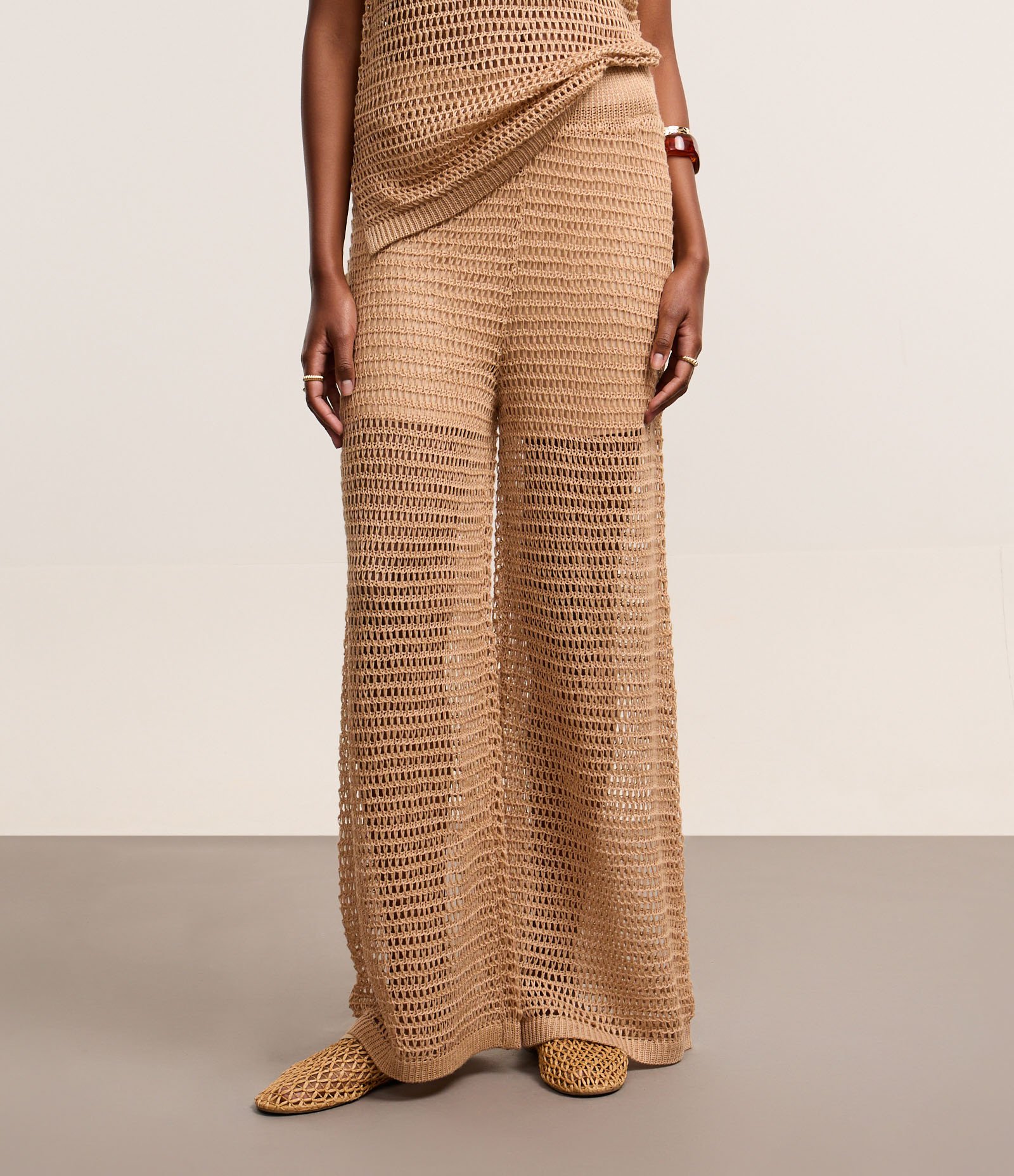 Calça Reta Cintura Alta em Tricô com Ponto Efeito Crochê Bege 3