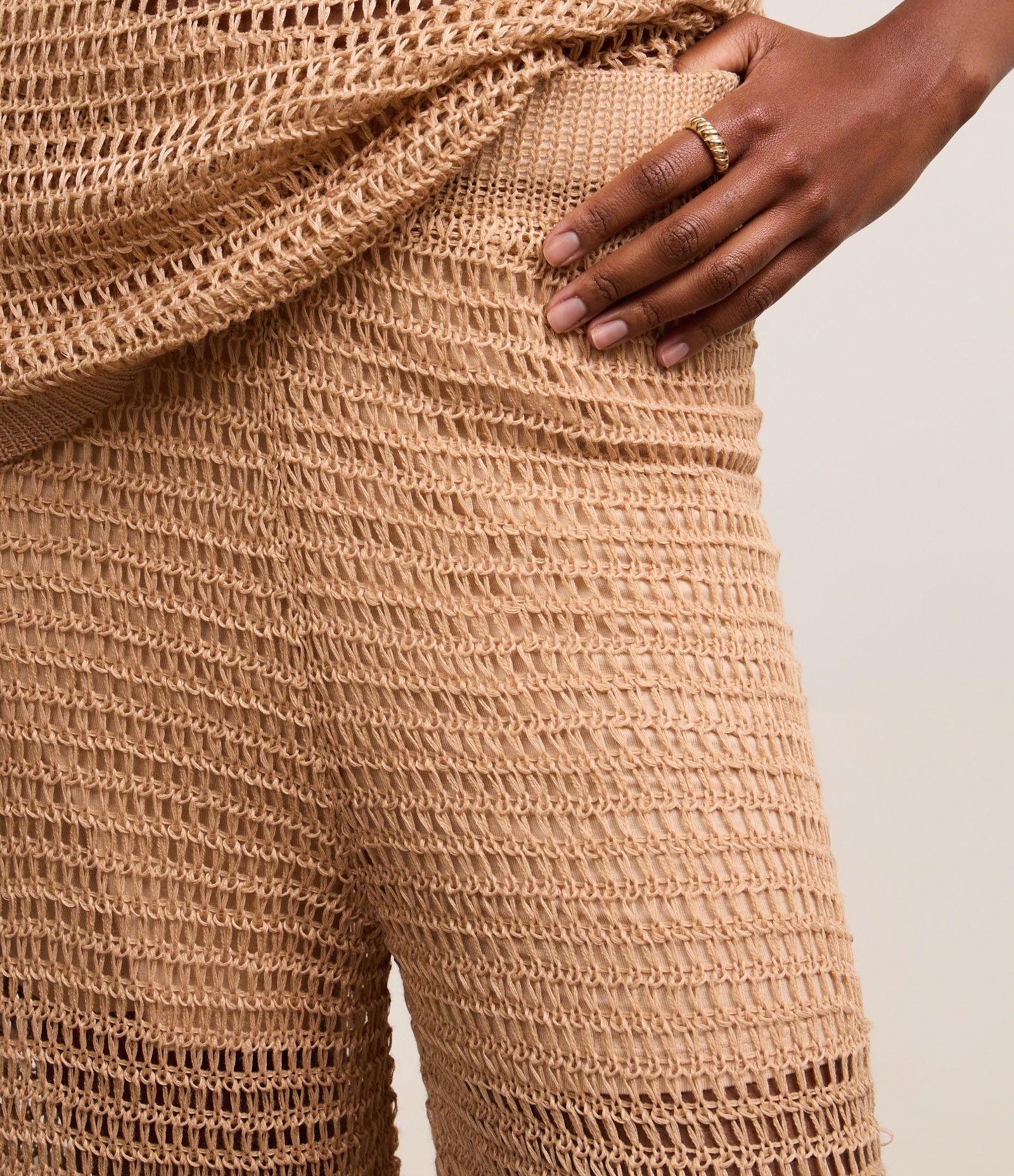Calça Reta Cintura Alta em Tricô com Ponto Efeito Crochê Bege 4