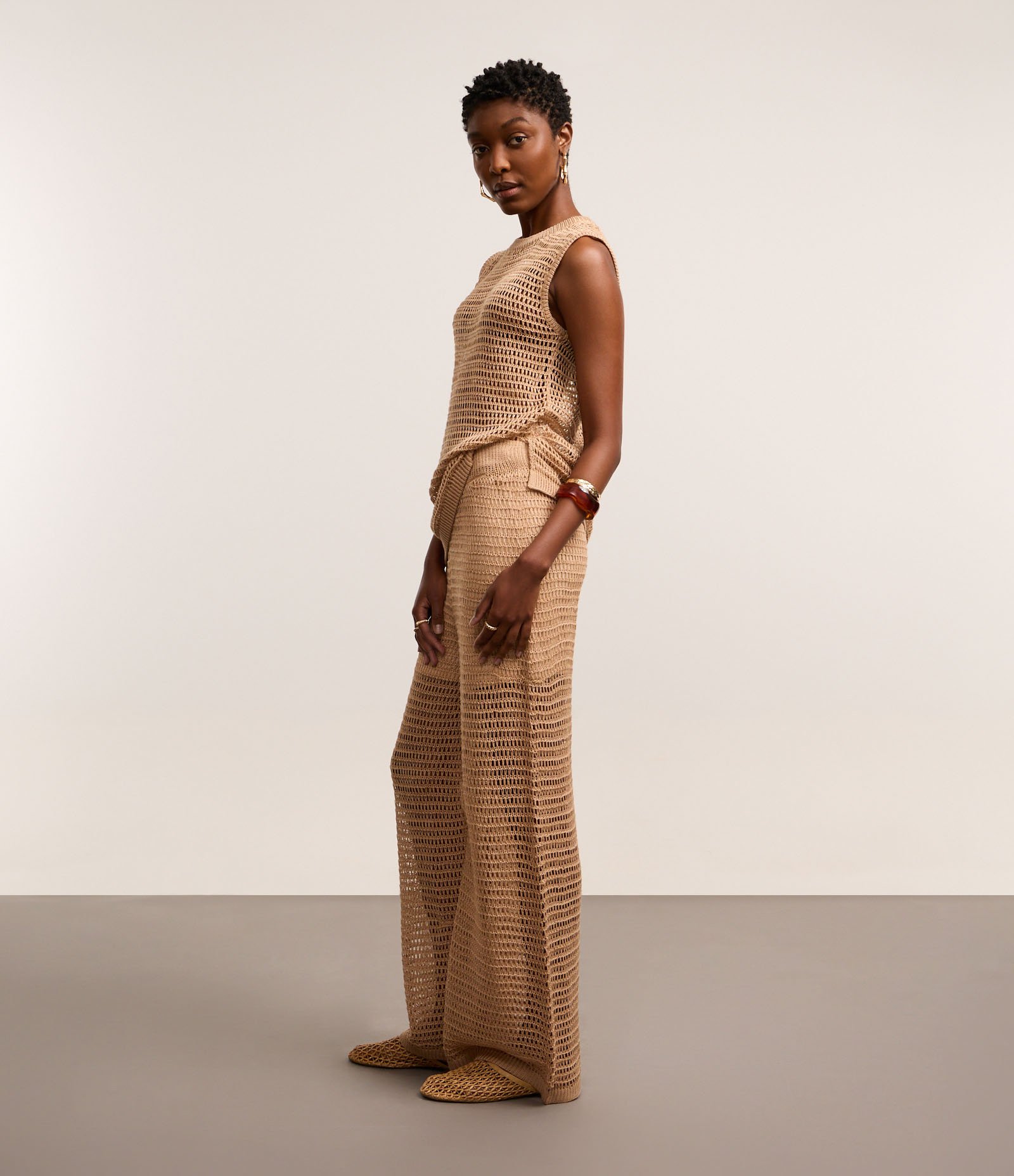 Calça Reta Cintura Alta em Tricô com Ponto Efeito Crochê Bege 5