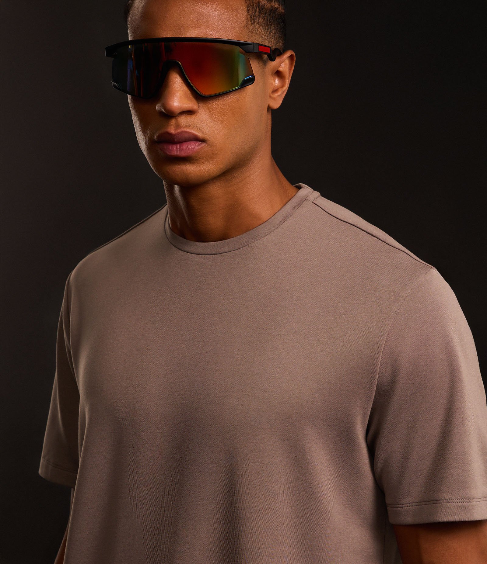 Camiseta Comfort Esportiva em Malha Tecnológica com Tecnologia Dry Marrom 5