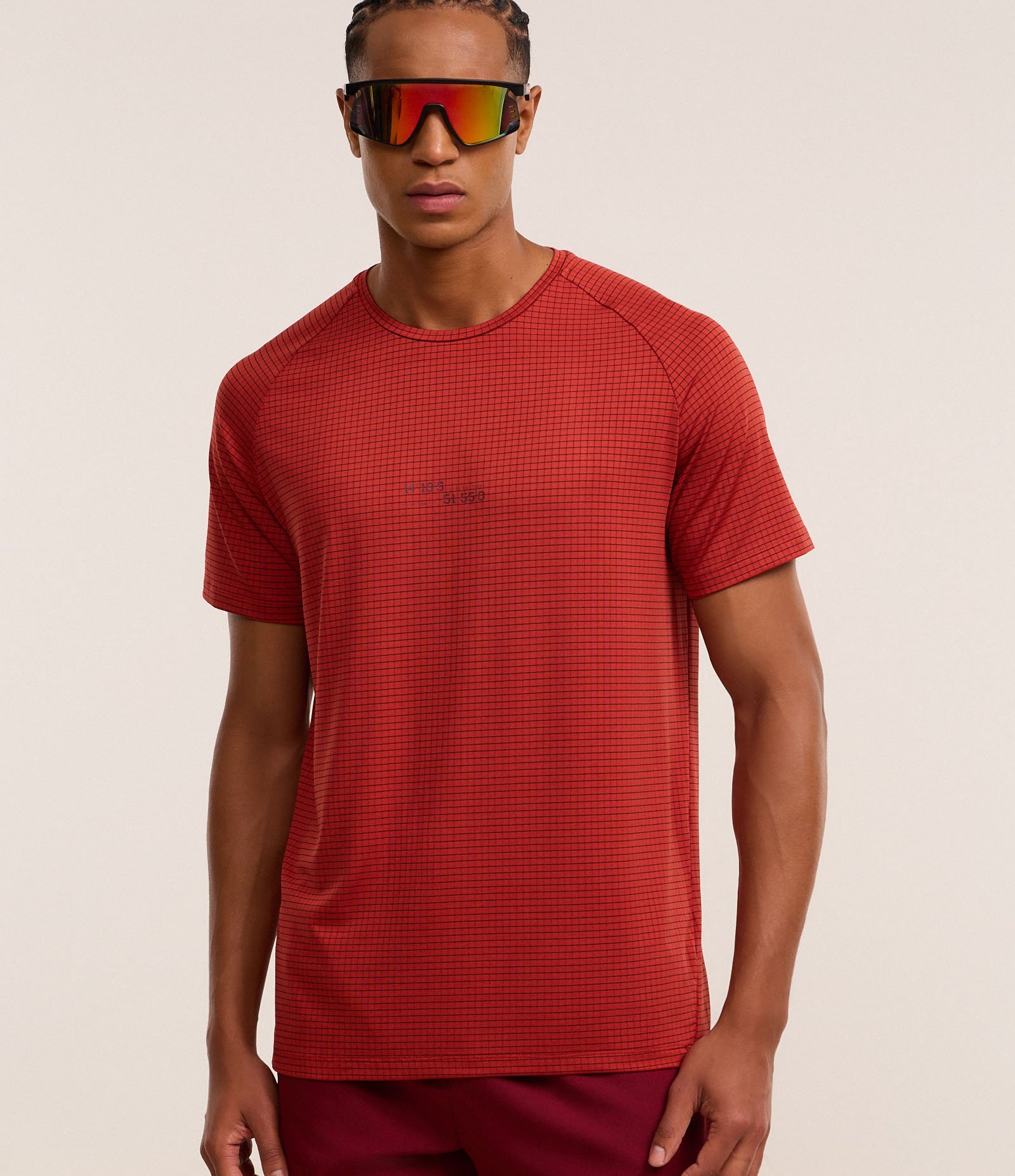 Camiseta Esportiva Regular com Estampa Quadriculada e Texturizada Vermelho 1