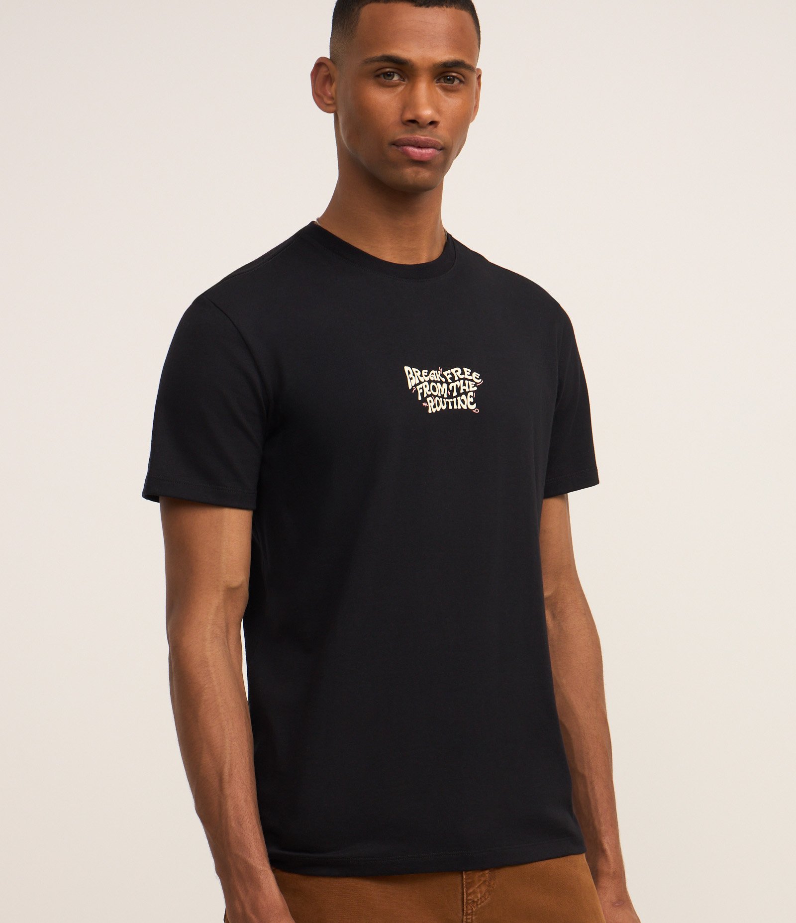 Camiseta Comfort em Algodão com Estampa Break Free From The Routine Preto 1